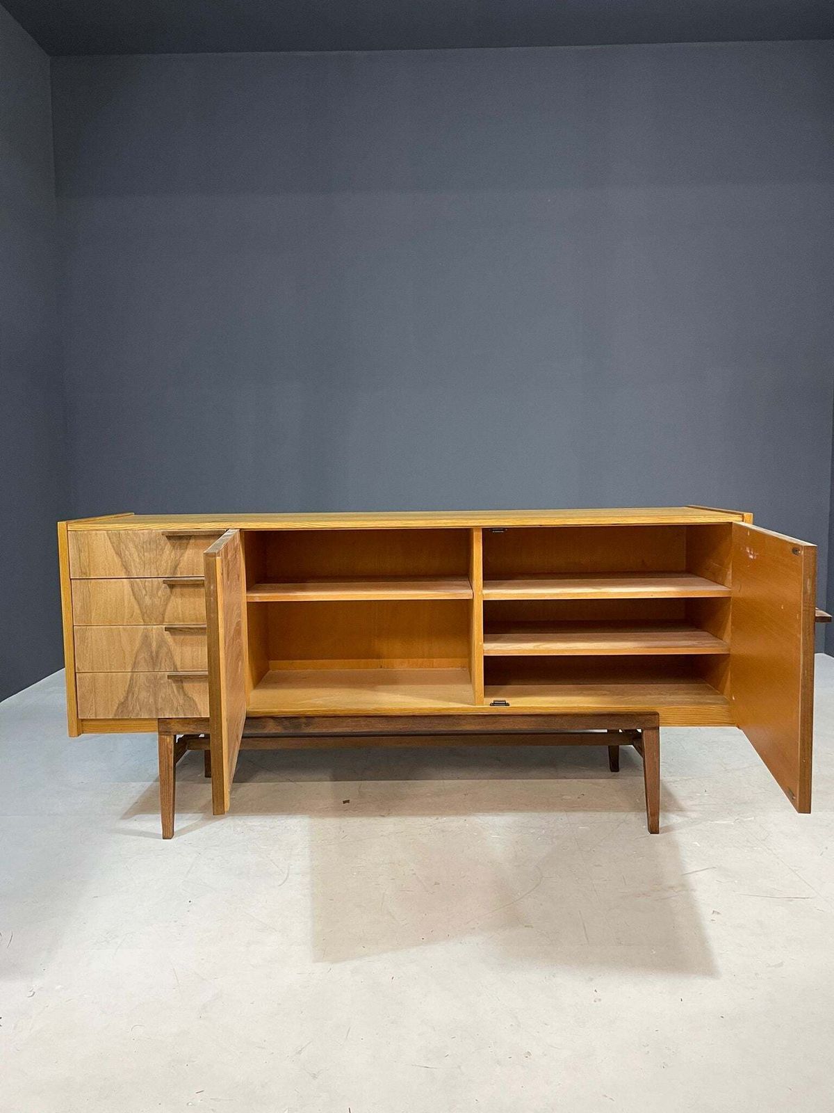 photo furniture Dressoir Van František Mezulanik Voor Up Bučovice, Tsjecho Slowakije, Jaren 1960