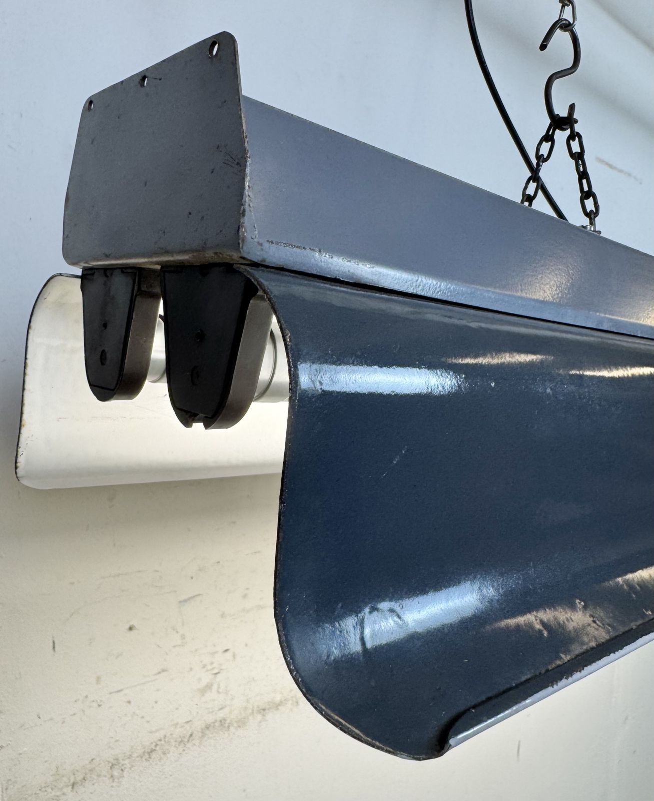 photo vintage Grey Enamel Industrial Hanging Tube Light From Elektrosvit, 1960s