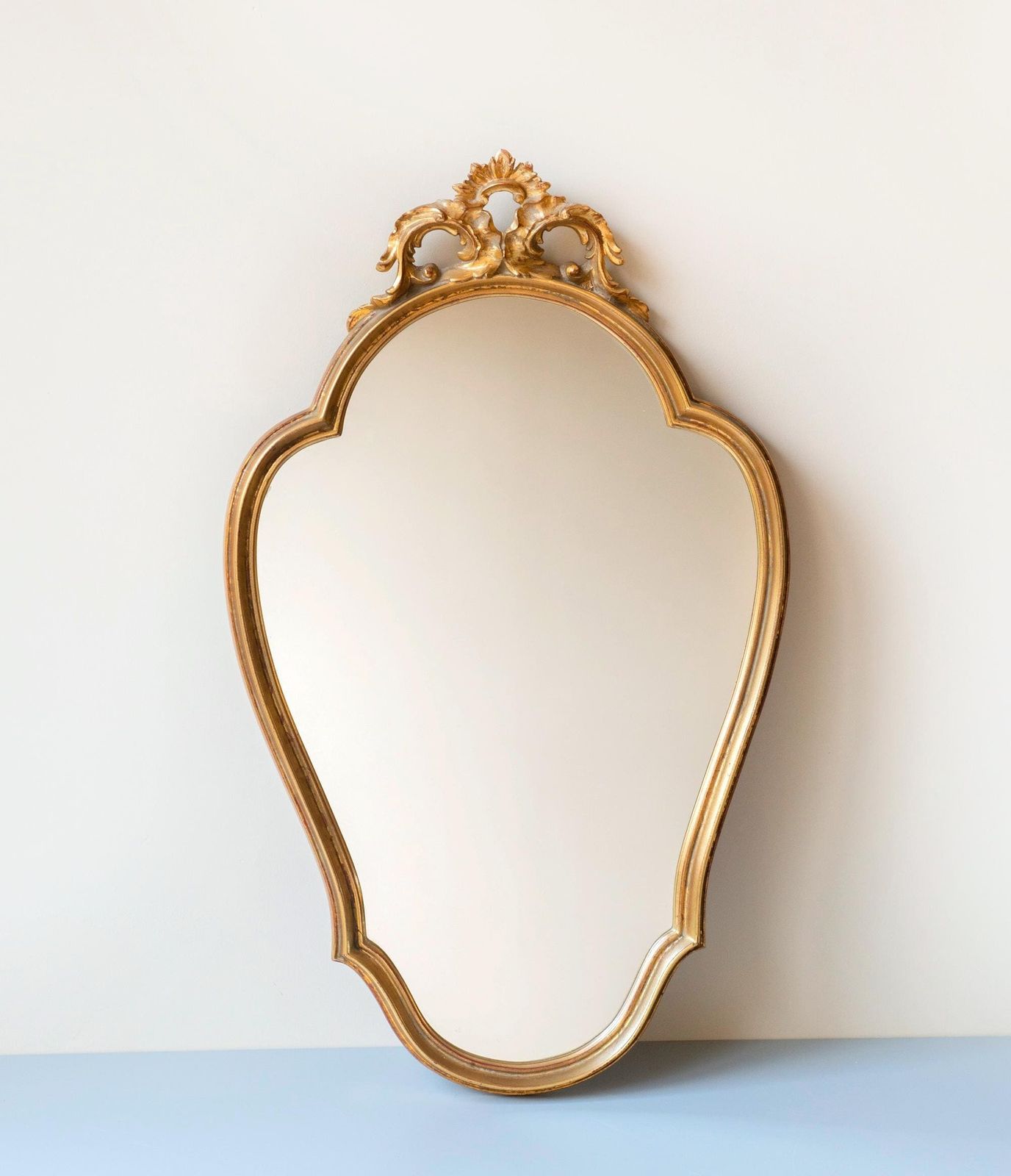 Grand miroir doré Deknudt, miroir en arche belge, miroir mural baroque, cadre en feuille d'or festonné, fabriqué en Belgique photo Décoration