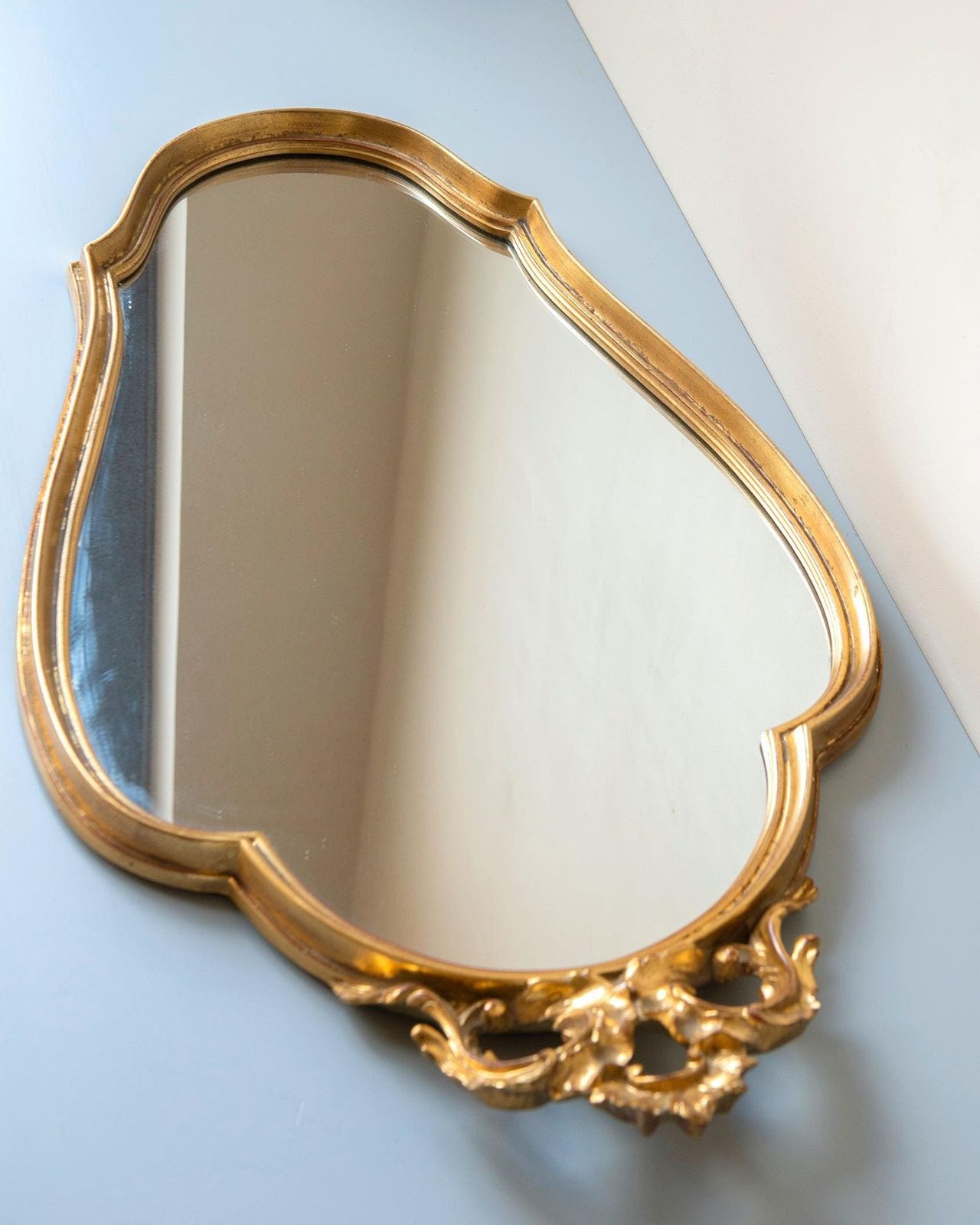 photo furniture Grand miroir doré Deknudt, miroir en arche belge, miroir mural baroque, cadre en feuille d'or festonné, fabriqué en Belgique