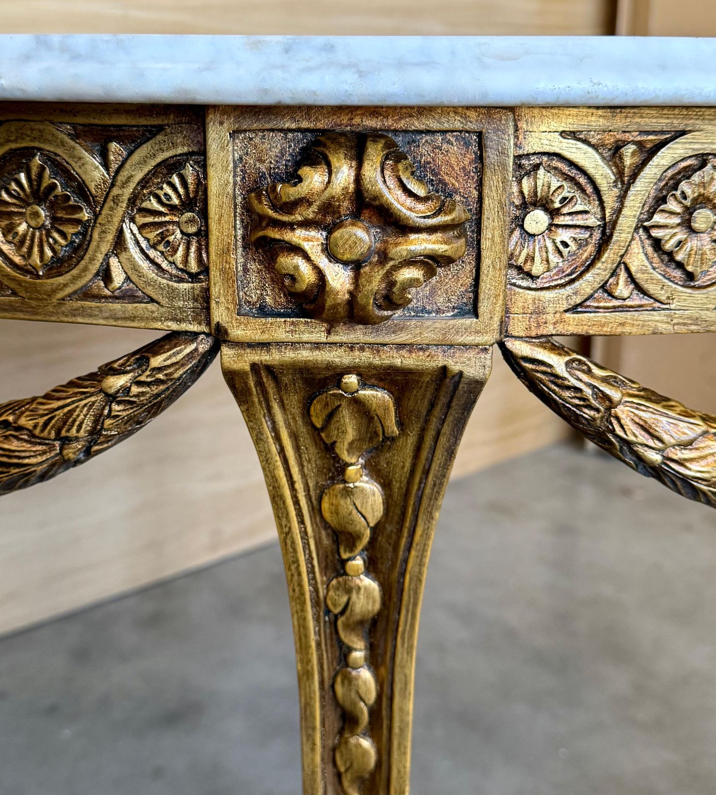 Table centrale ovale de style Louis XVI Belle Époque, en bois doré sculpté, plateau en marbre photo Décoration