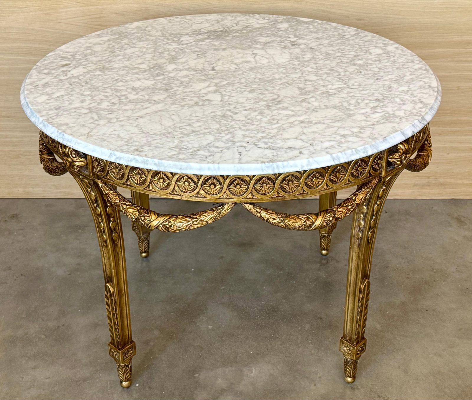 Table centrale ovale de style Louis XVI Belle Époque, en bois doré sculpté, plateau en marbre photo buy