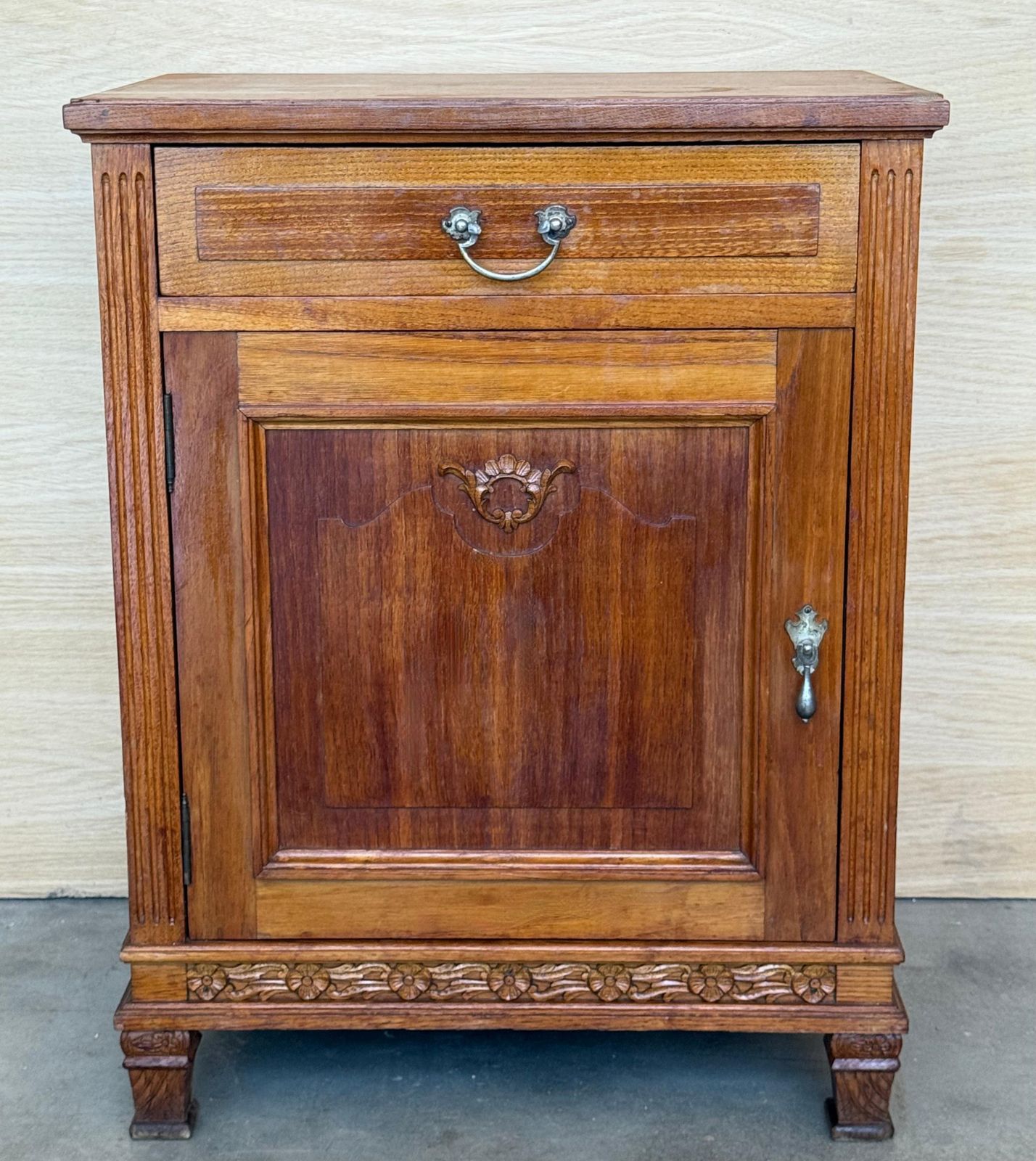 Tables de chevet Art déco françaises en noyer, plateau en marbre, années 1930, lot de deux photo furniture