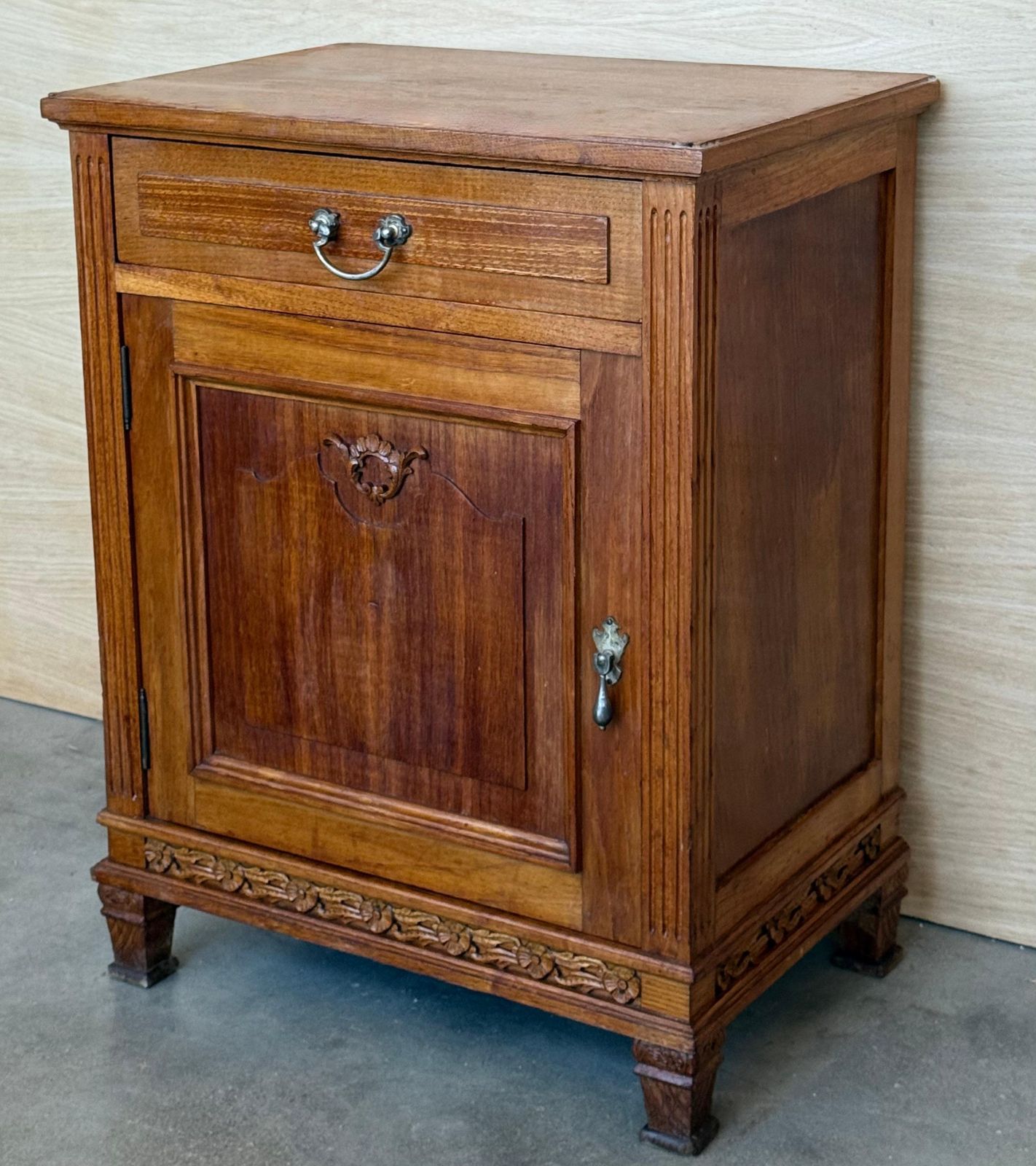 Tables de chevet Art déco françaises en noyer, plateau en marbre, années 1930, lot de deux photo 2505.0
