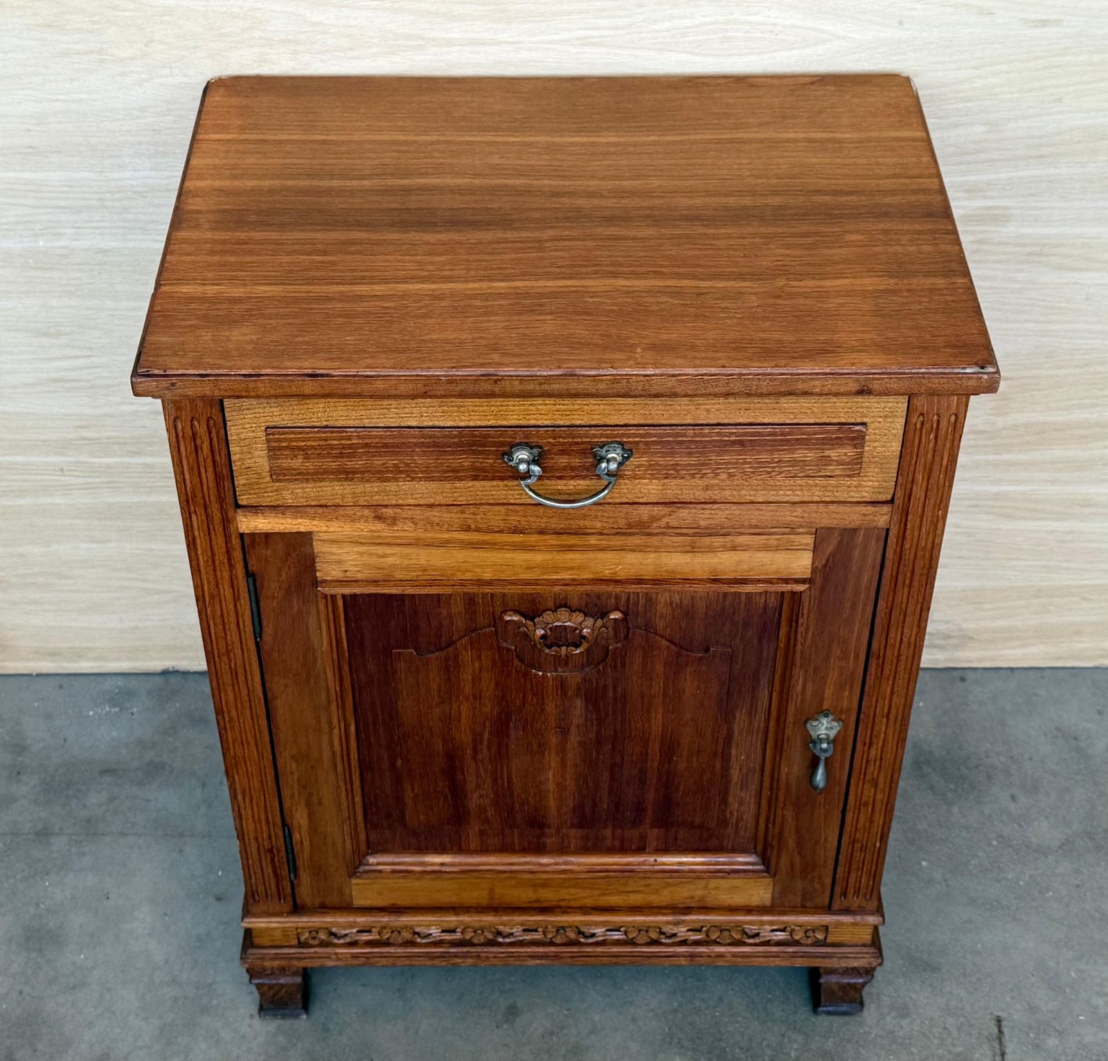 photo furniture Tables de chevet Art déco françaises en noyer, plateau en marbre, années 1930, lot de deux