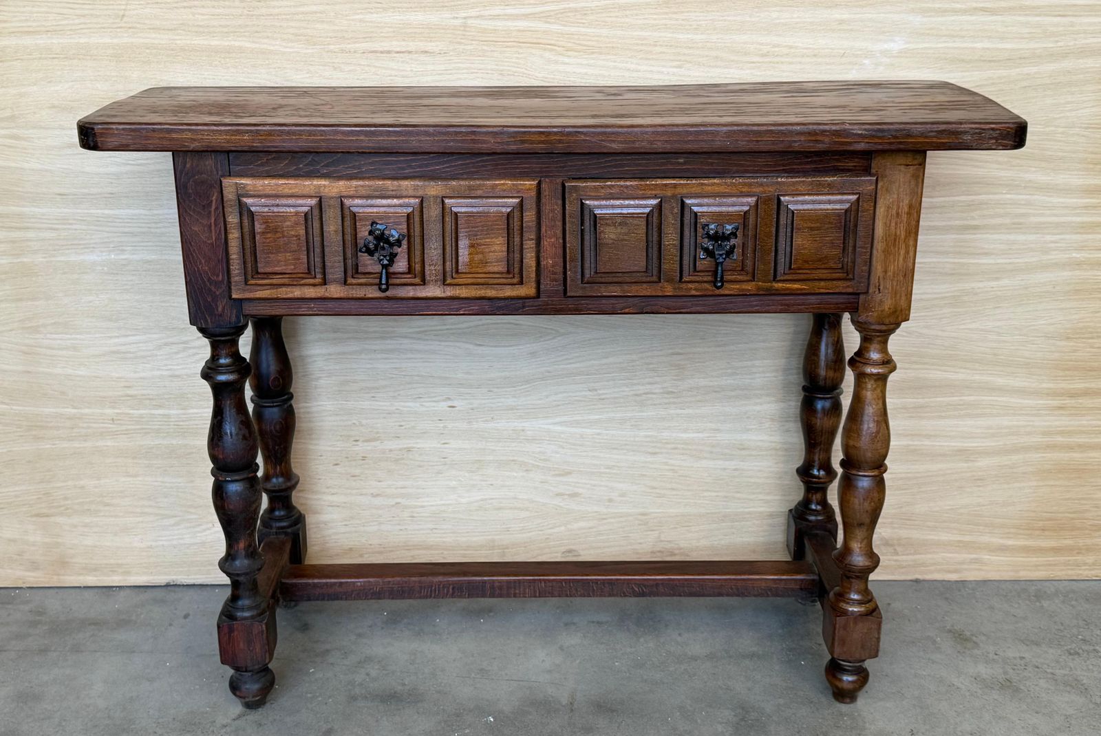 Console espagnole à deux tiroirs sculptés, années 1940 photo furniture