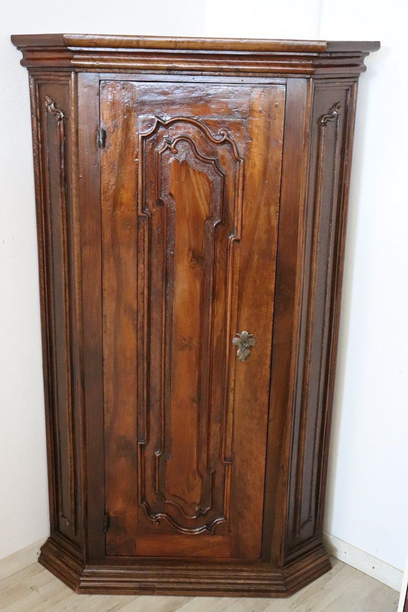 photo vintage Antique Walnut Corner Cabinets, 1600s, Set Of 2