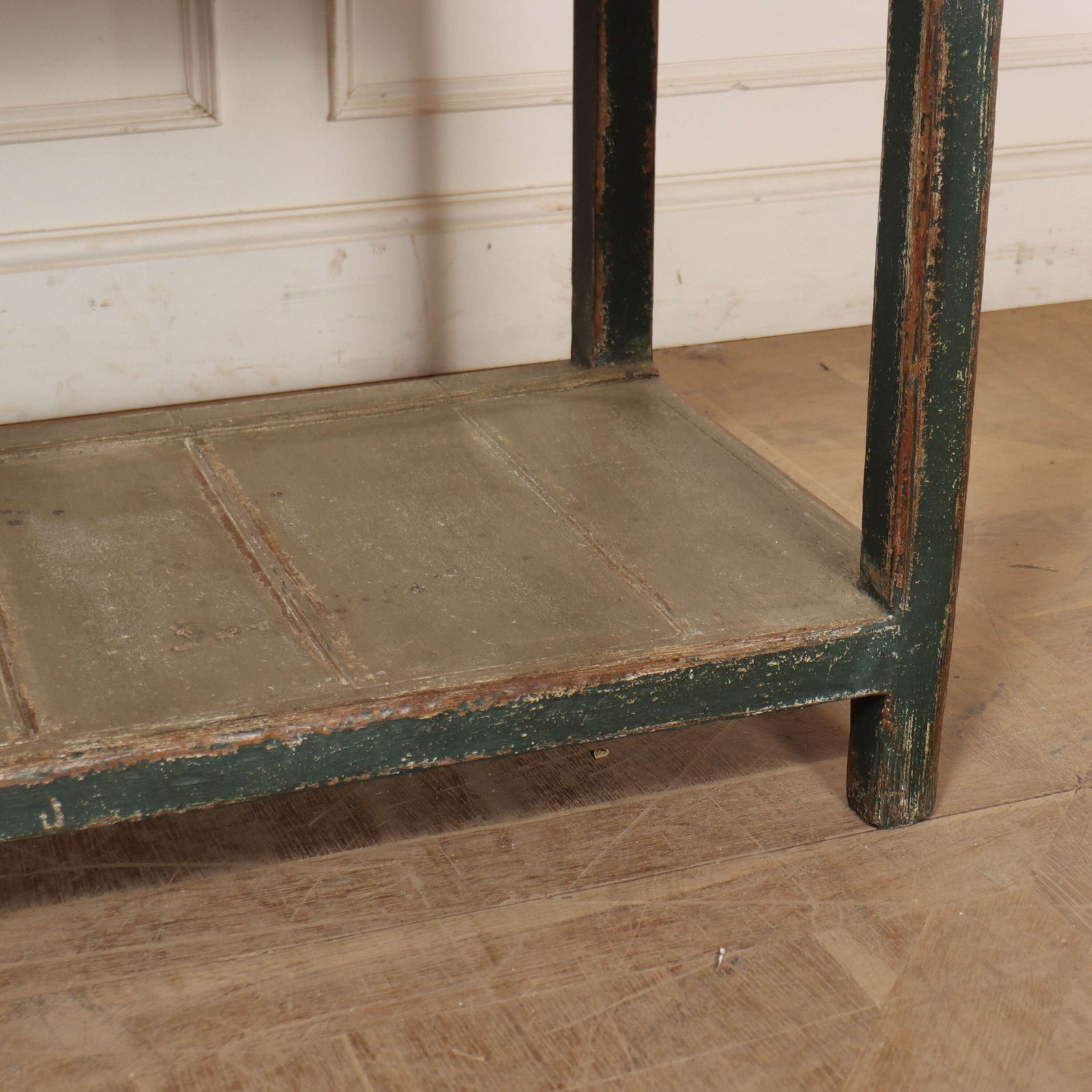 photo vinterior English Painted Pot Board Dresser