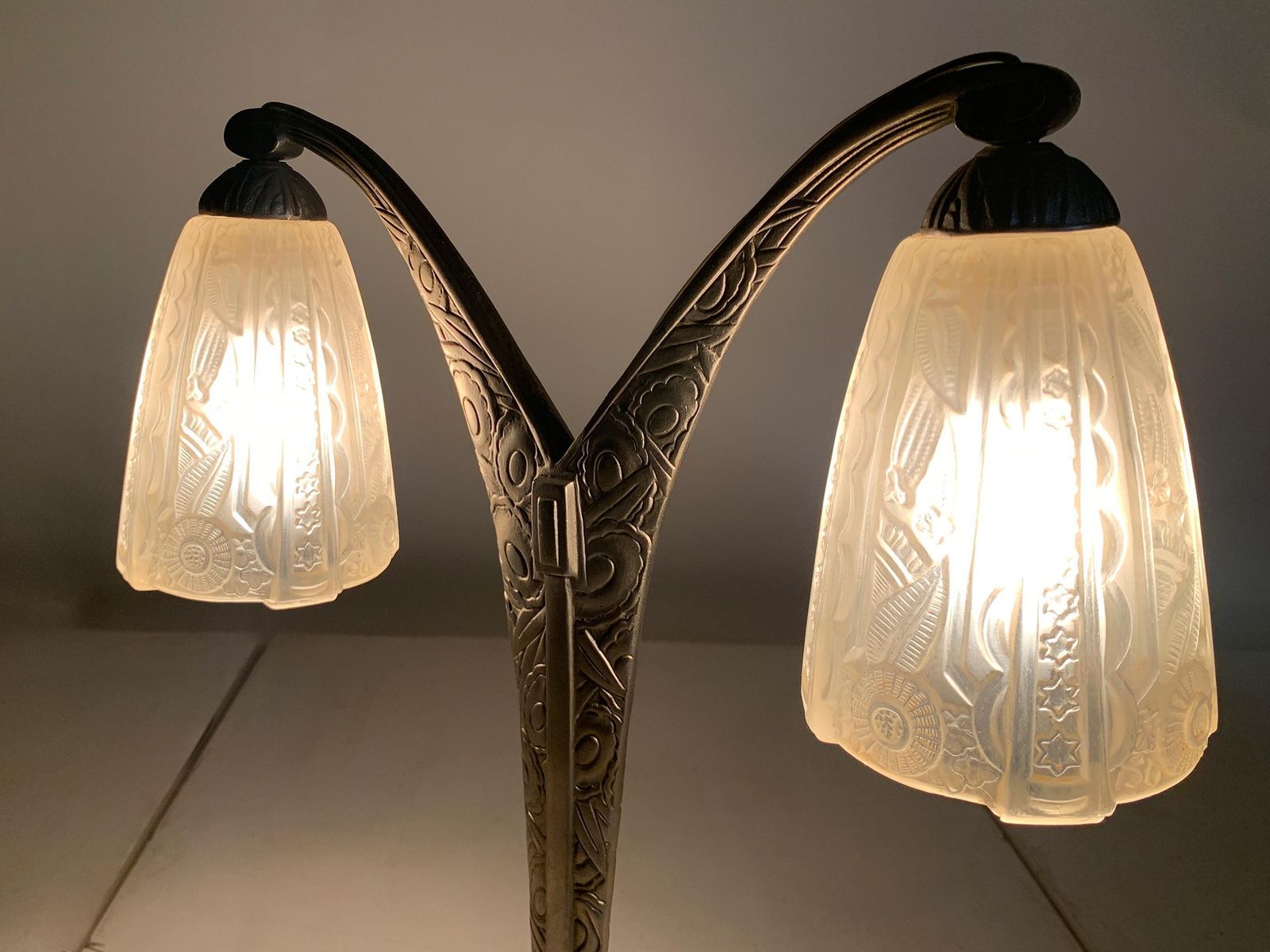 photo vinterior Art Deco Double Arm Table Lamp In Press Molded Glass/Nickeled Bronze, Circa 1930