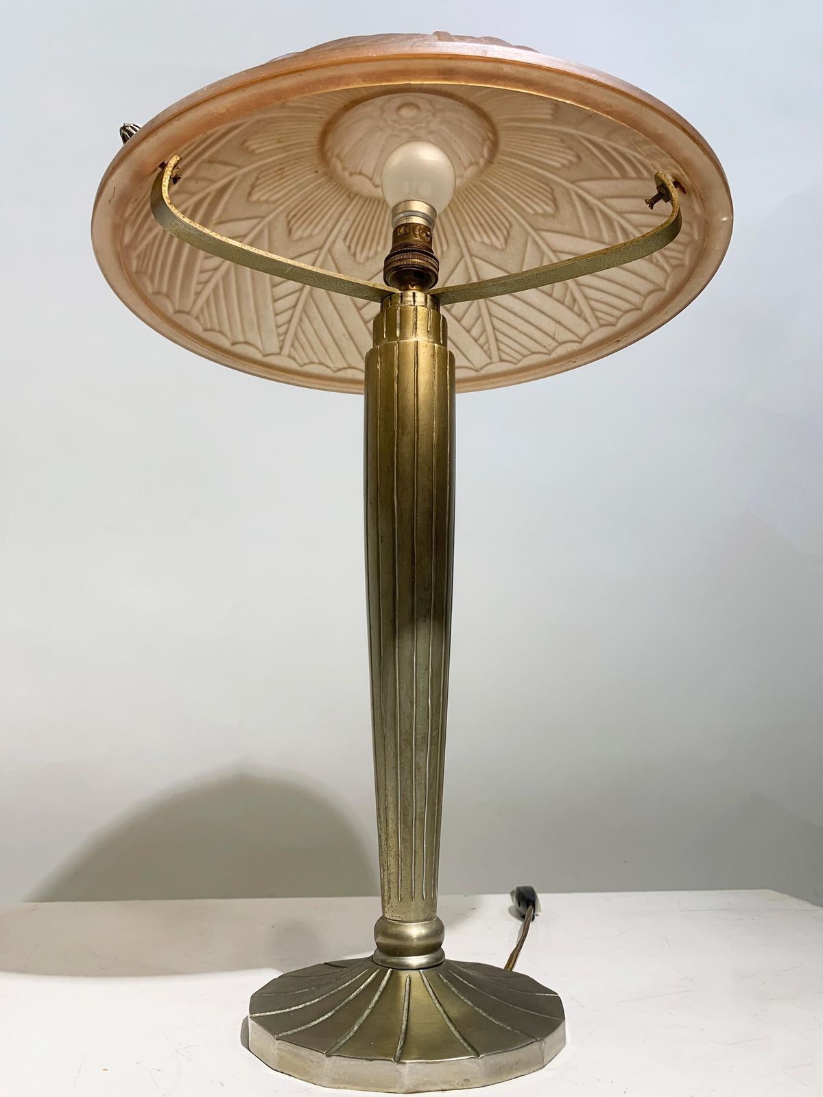 photo vinterior Pair Of French Art Deco Table Lamps In Pink Press Molded Glass, Circa 1930