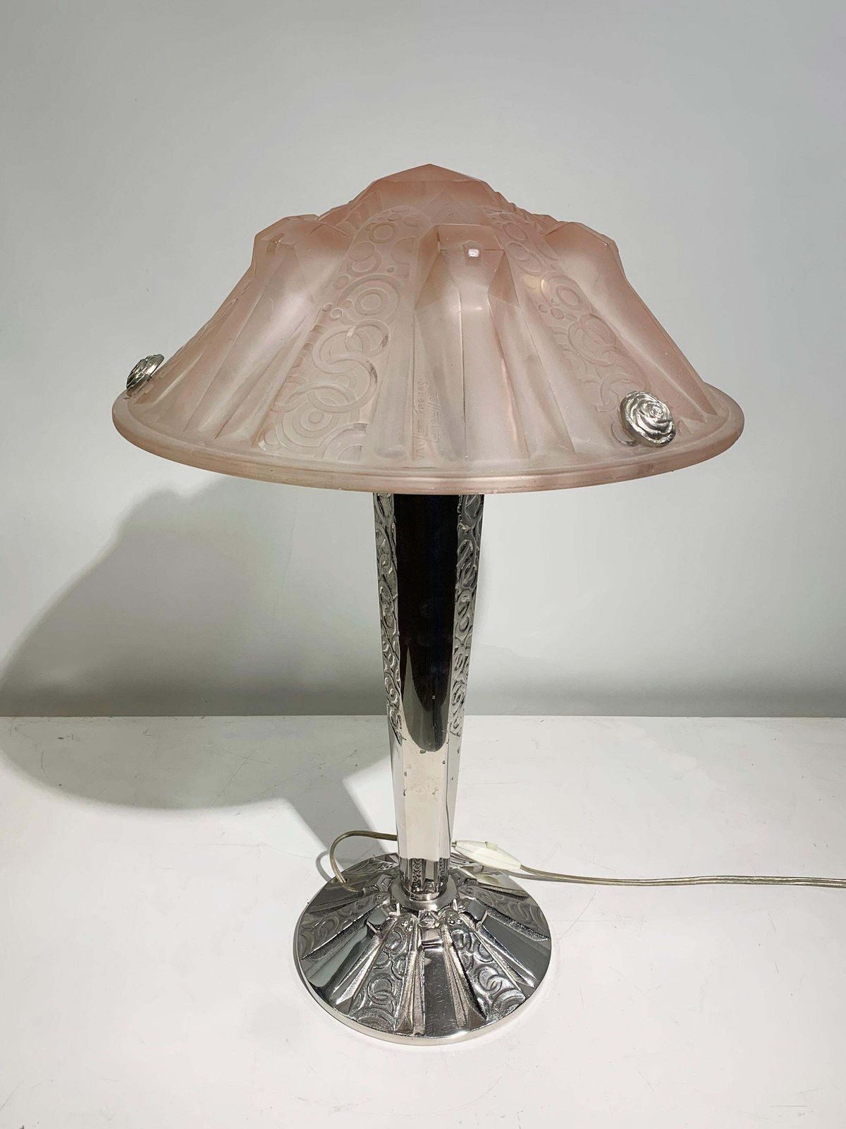 Art Deco Table Lamp In Pink Press Molded Glass Signed "Muller Frères Luneville" photo vinterior
