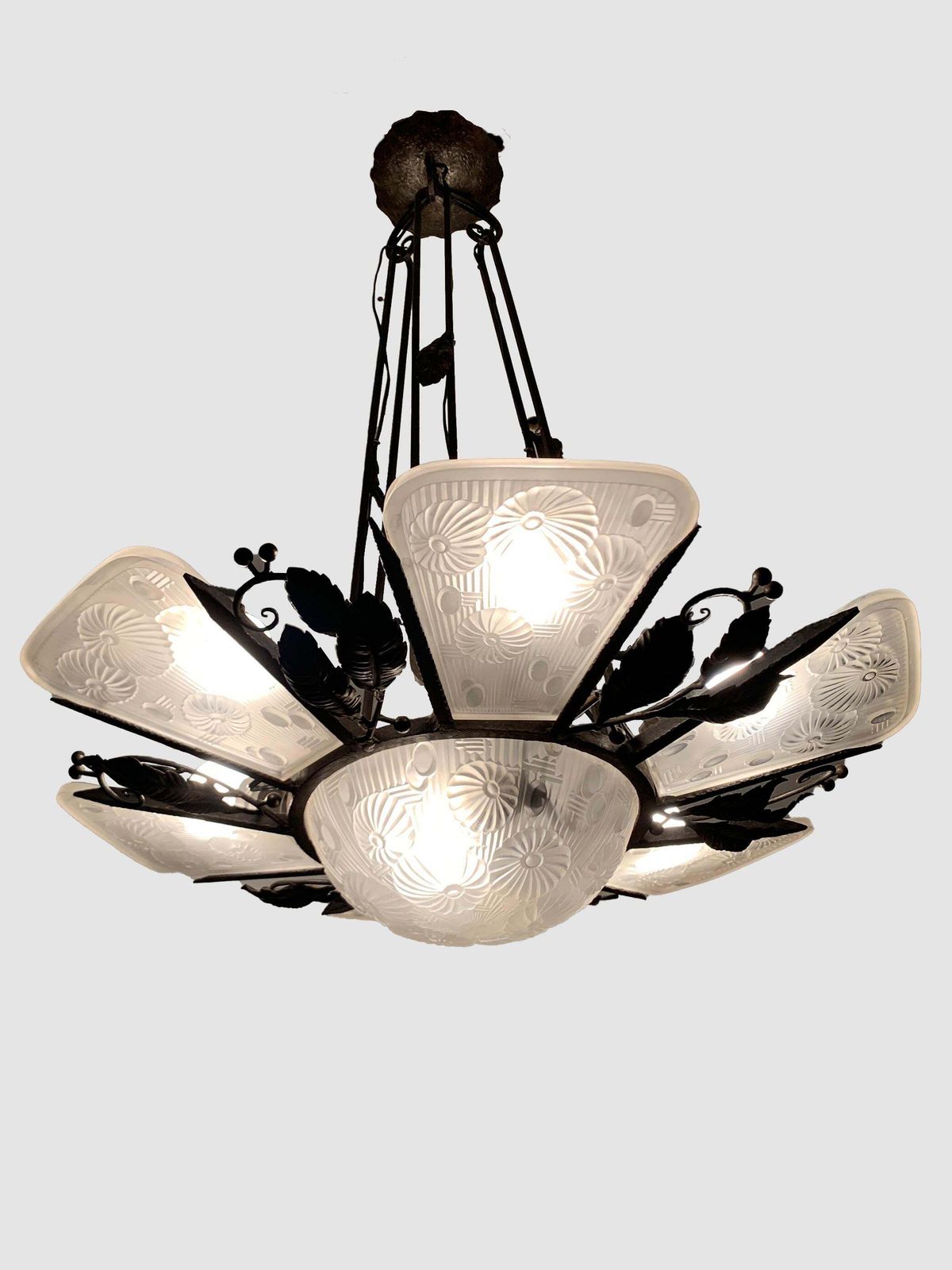 photo vinterior French Art Deco Chandelier In Wrought Iron And Press Molded Glass, Circa 1930's