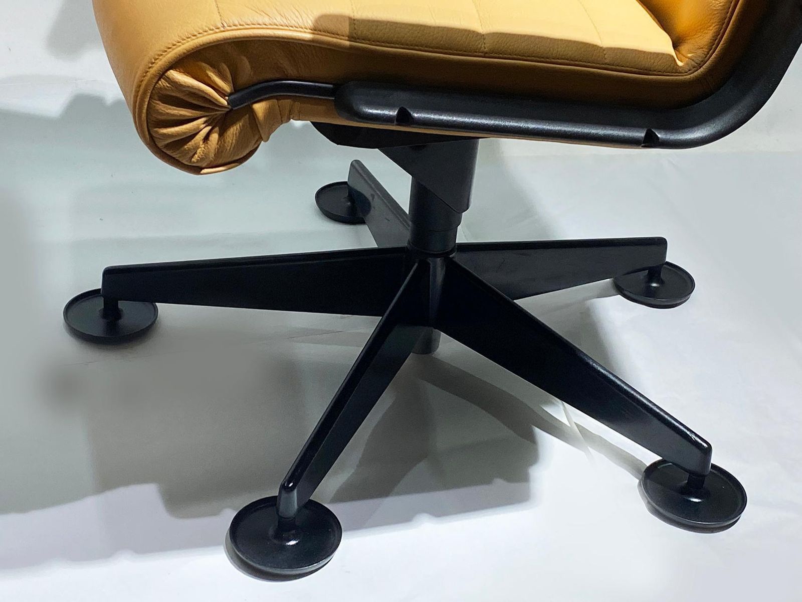 3758.0 Pair Of Richard Sapper For Knoll Executive Desk Chairs photo