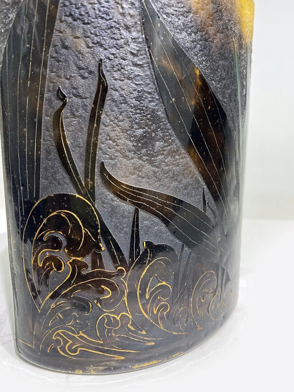 photo furniture Art Nouveau, Cameo Glass Vase With Gilded Daum Nancy Signature