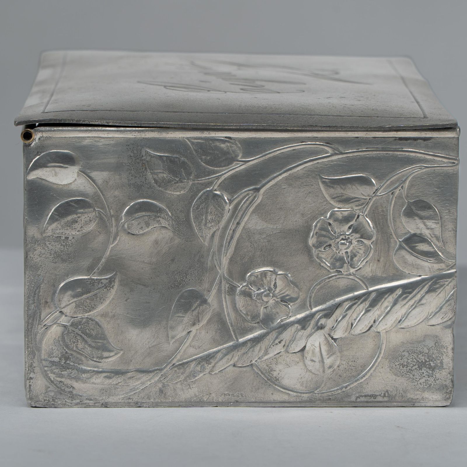 photo vinterior An Art Nouveau Continental Pewter Cigar Box W. Cedar Lining & Decor Of Pheasant