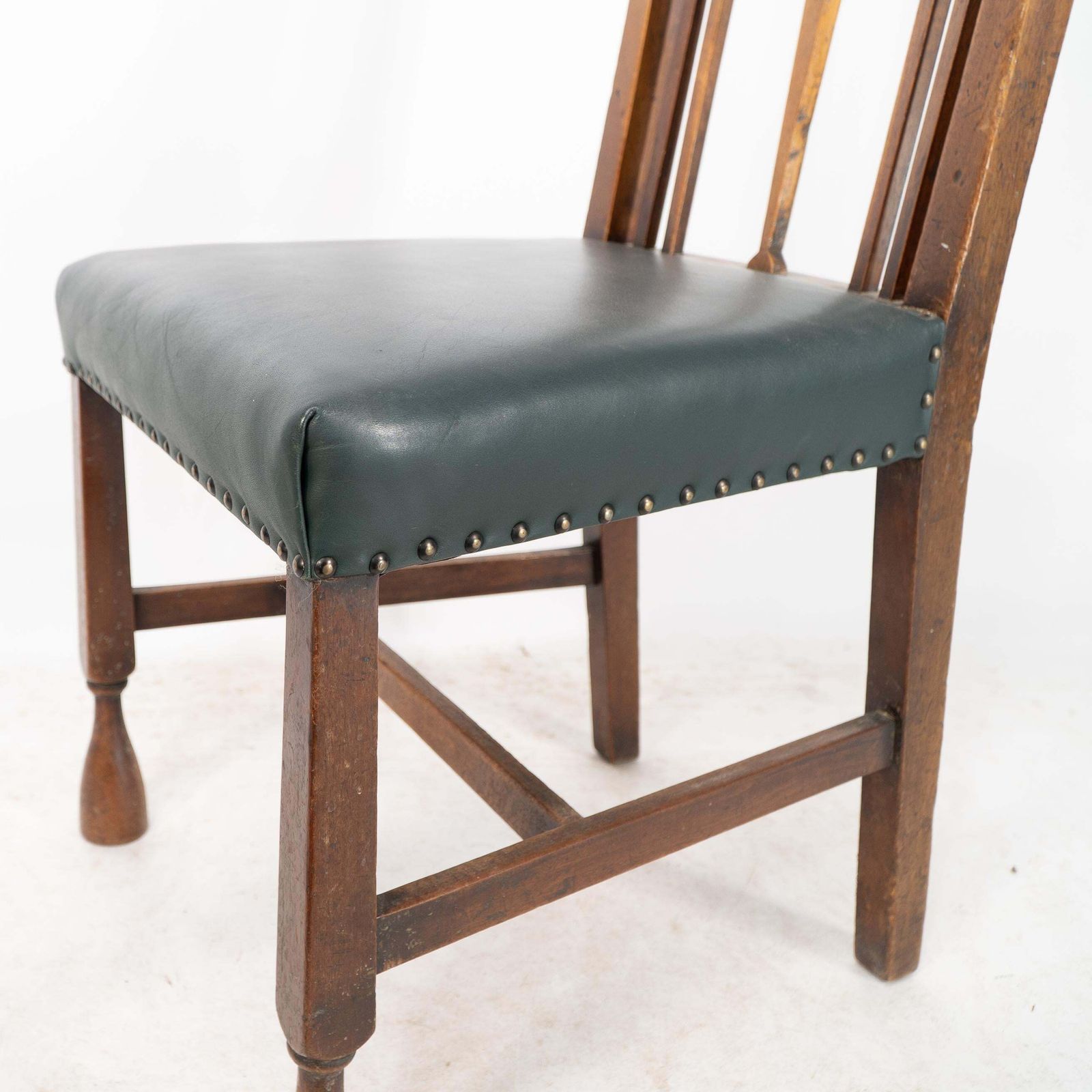 photo vintage Liberty & Co. Attr. Set Of 3 Dining Chairs With Voysey Style Inlaid Pewter Heart