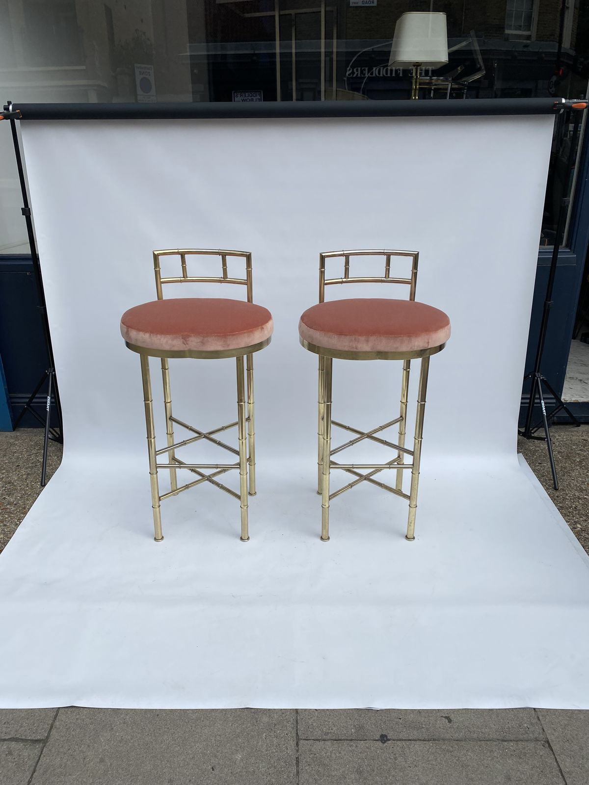 1850.0 1970s Pair Pink Dedar Velvet Brass Faux Bamboo Bar Stools Hollywood Regency Breakfast Bar Kitchen photo