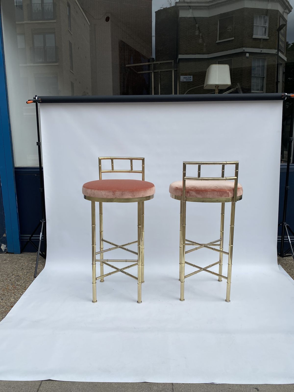 photo vintage 1970s Pair Pink Dedar Velvet Brass Faux Bamboo Bar Stools Hollywood Regency Breakfast Bar Kitchen