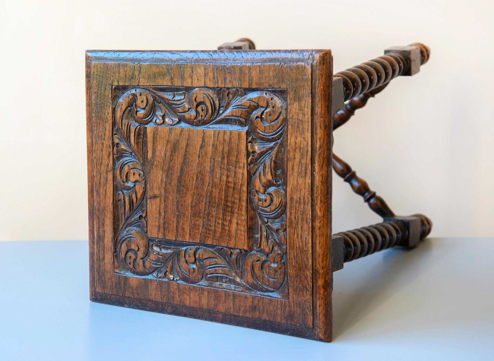 Table d'appoint d'époque en chêne sculpté à la main, tabouret brun foncé à pieds bobines, XIXe siècle, porte-plante carré, table d'appoint rustique en bois photo vintage