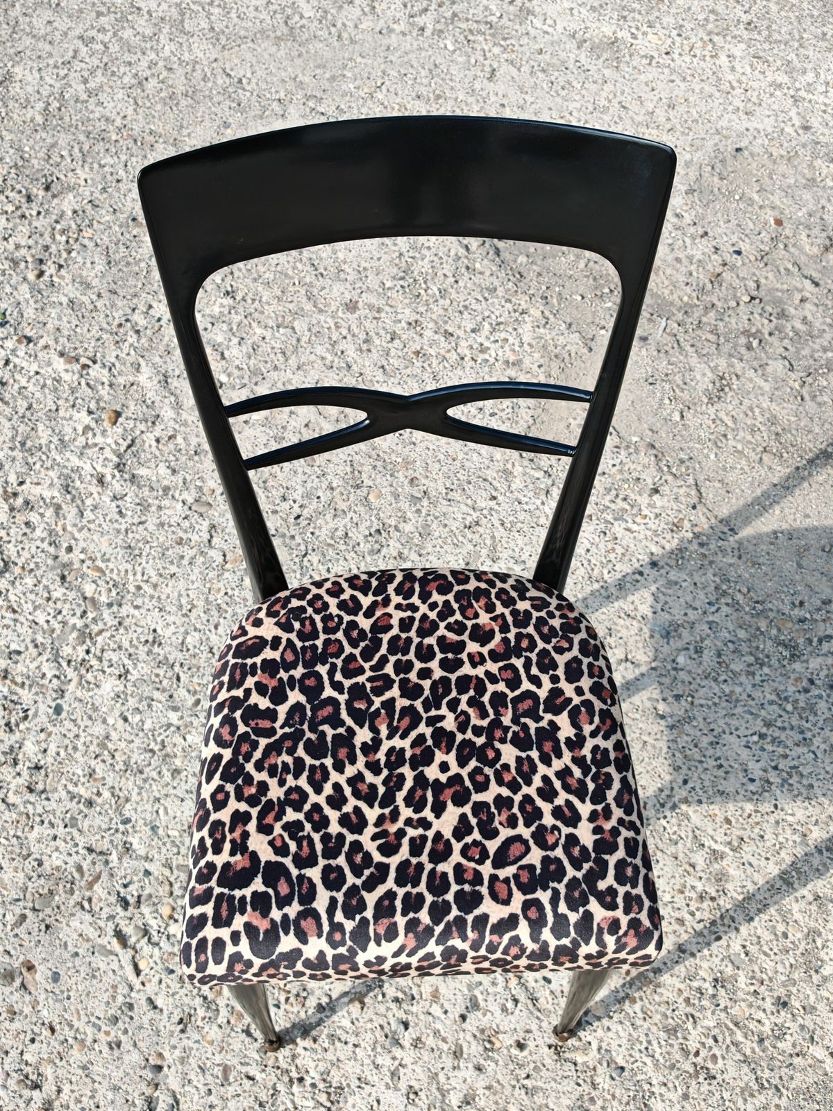 photo vintage Set Of 6 Mid Century Dining Chairs In Black Lacquer And Leopard Print Plush