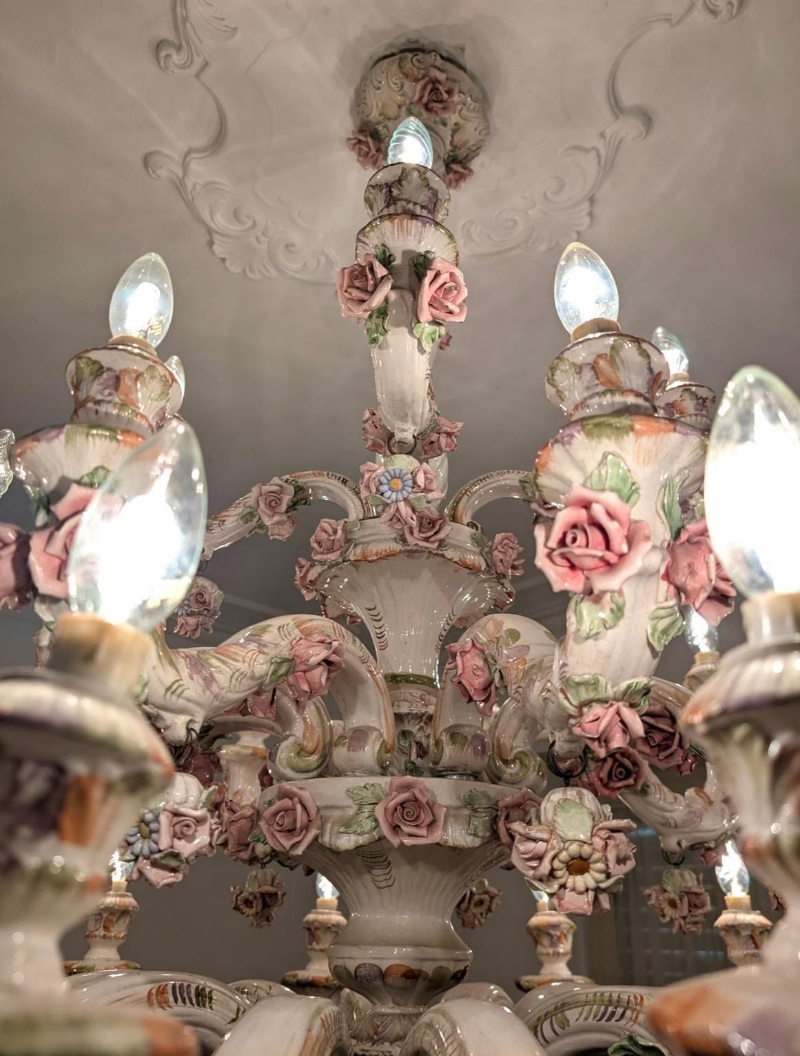 photo furniture Zeldzame Grote Italiaanse Porseleinen Kroonluchter Met 3 Lagen En 24 Lichtpunten, Ca. Jaren 1950, Capodimonte Stijl