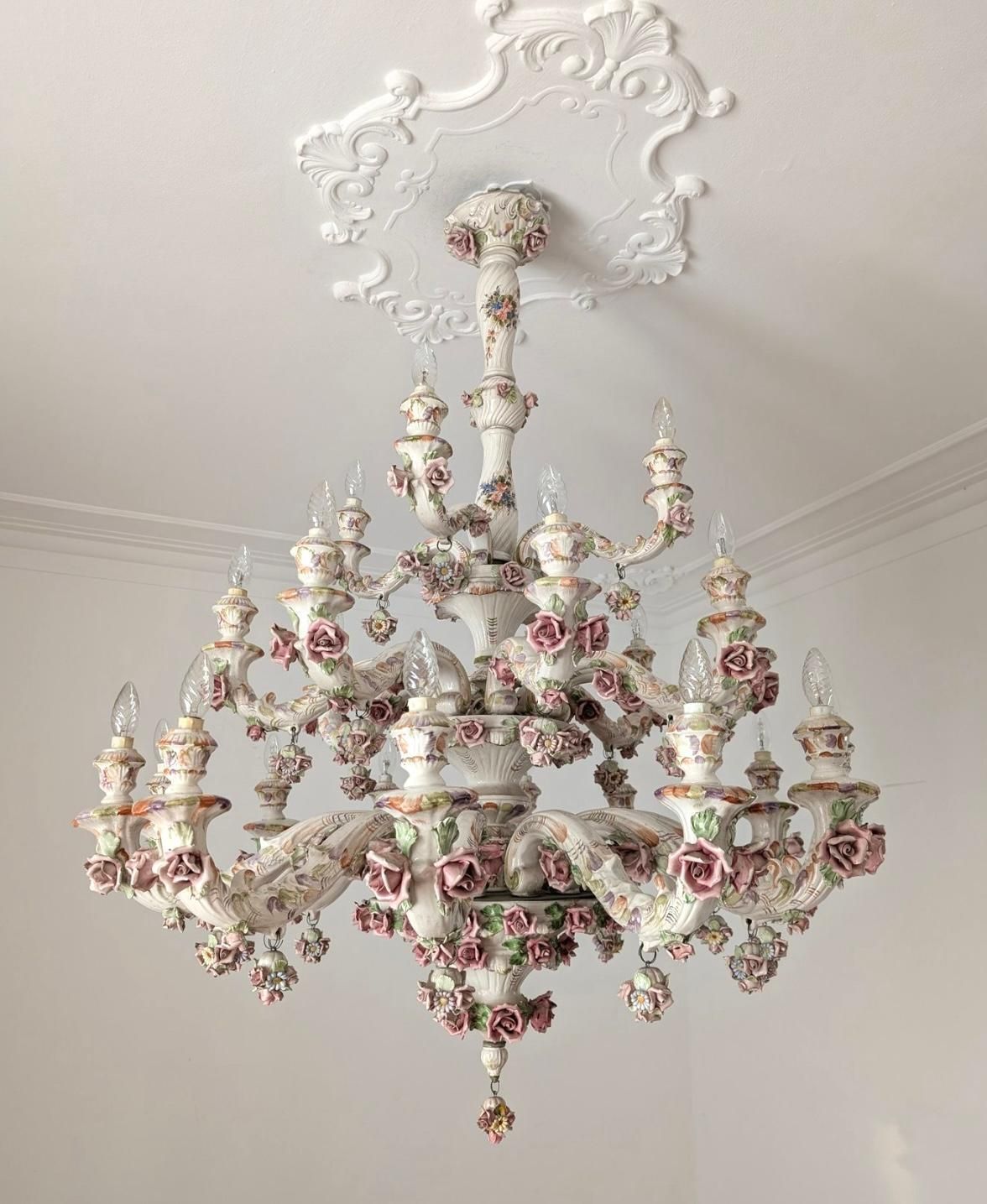 14694.0 Zeldzame Grote Italiaanse Porseleinen Kroonluchter Met 3 Lagen En 24 Lichtpunten, Ca. Jaren 1950, Capodimonte Stijl photo