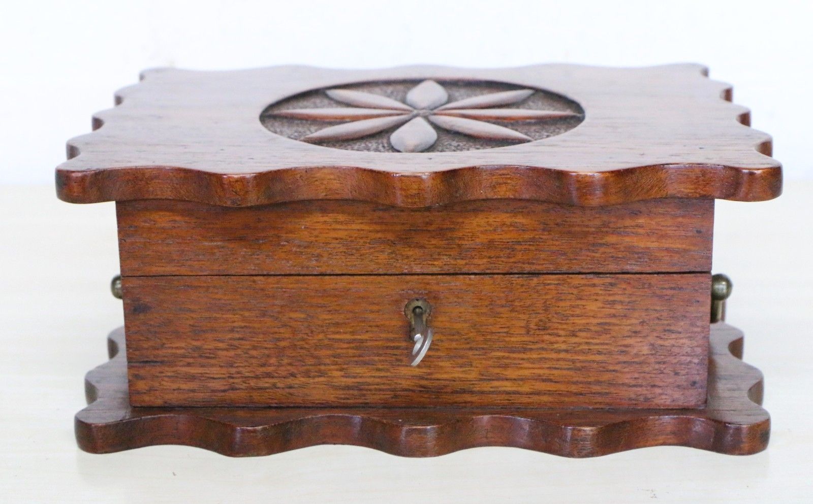 Antique Carved Box Mahogany Hinged + Lock Beautiful Design Arts & Crafts Period photo Home Decor