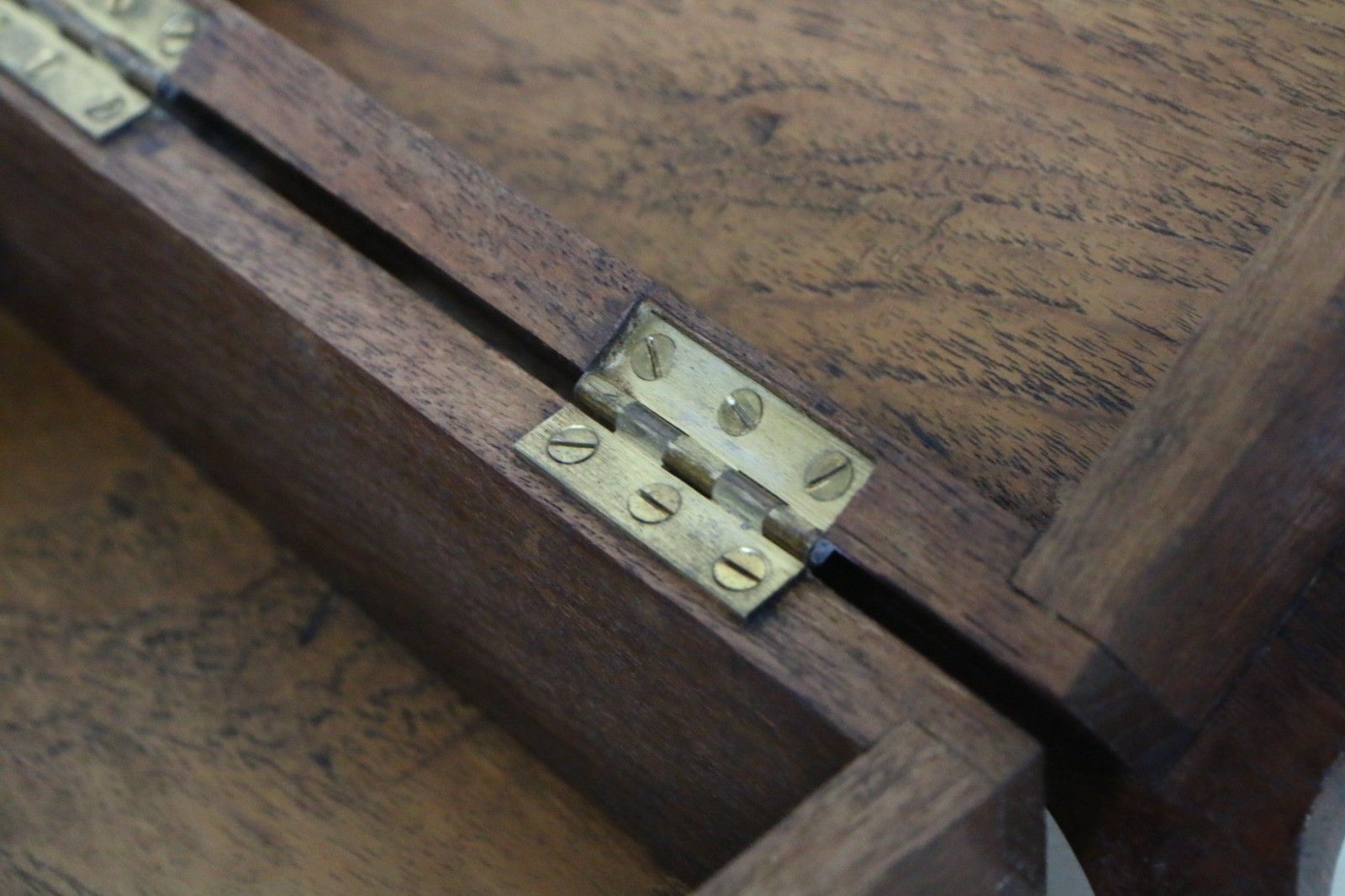 photo vintage Antique Carved Box Mahogany Hinged + Lock Beautiful Design Arts & Crafts Period