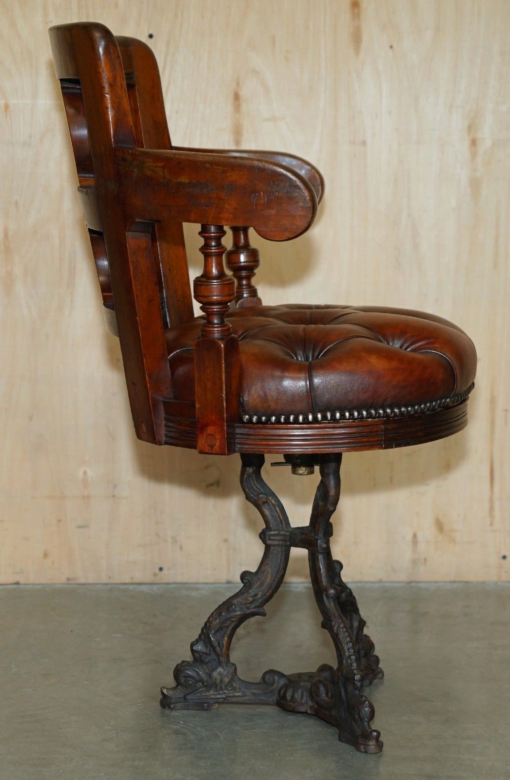 photo vintage Antique Victorian Restored Brown Leather Chesterfield Tufted Captains Chair