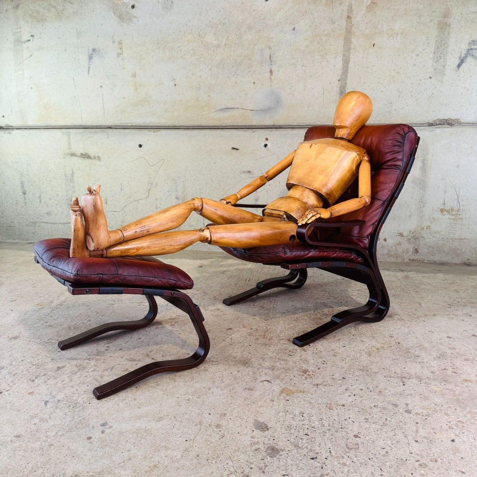Norwegian Hove Møbler 'Skyline' Lounge Chair  & Footstool – 1970s Leather #A722 photo for sale