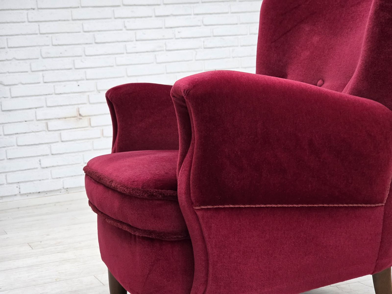 Ca. Jaren 1960, Deense Fauteuil, Kersrood Meubelvelours, Beukenhouten Poten. photo vintage
