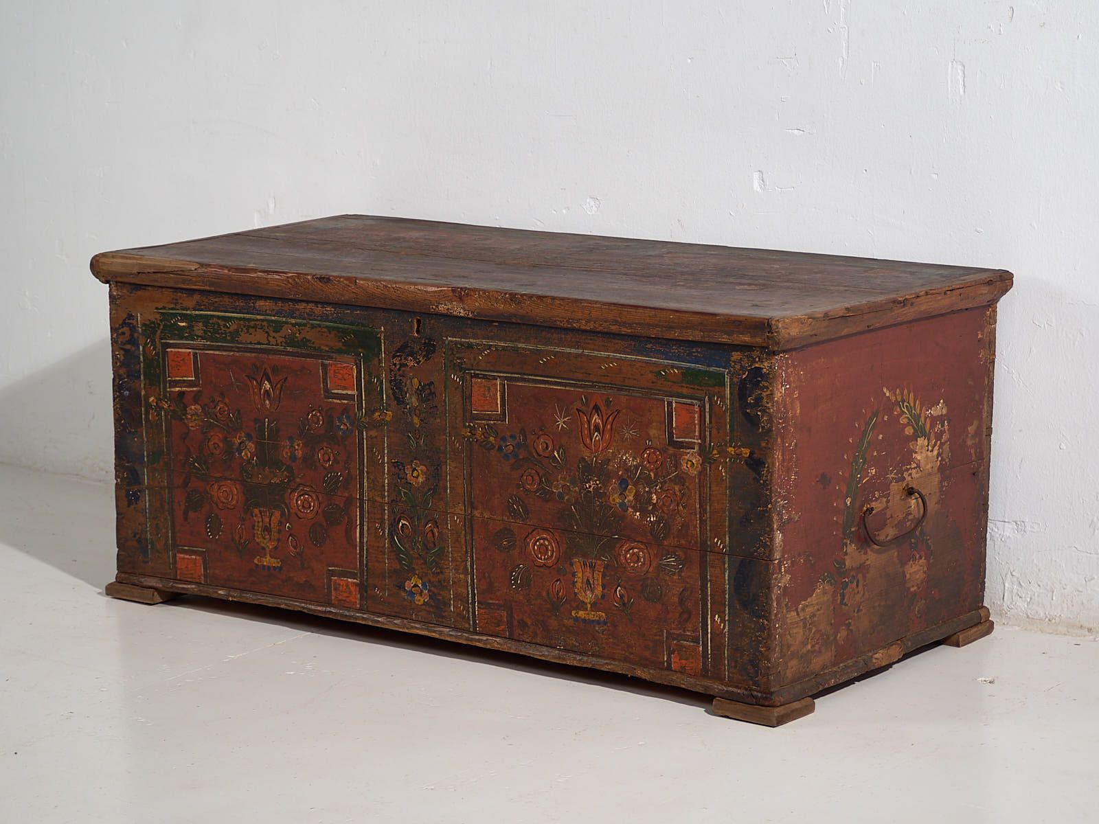 photo furniture Antique Painted Trunk With Floral Motifs (C.1920) #39