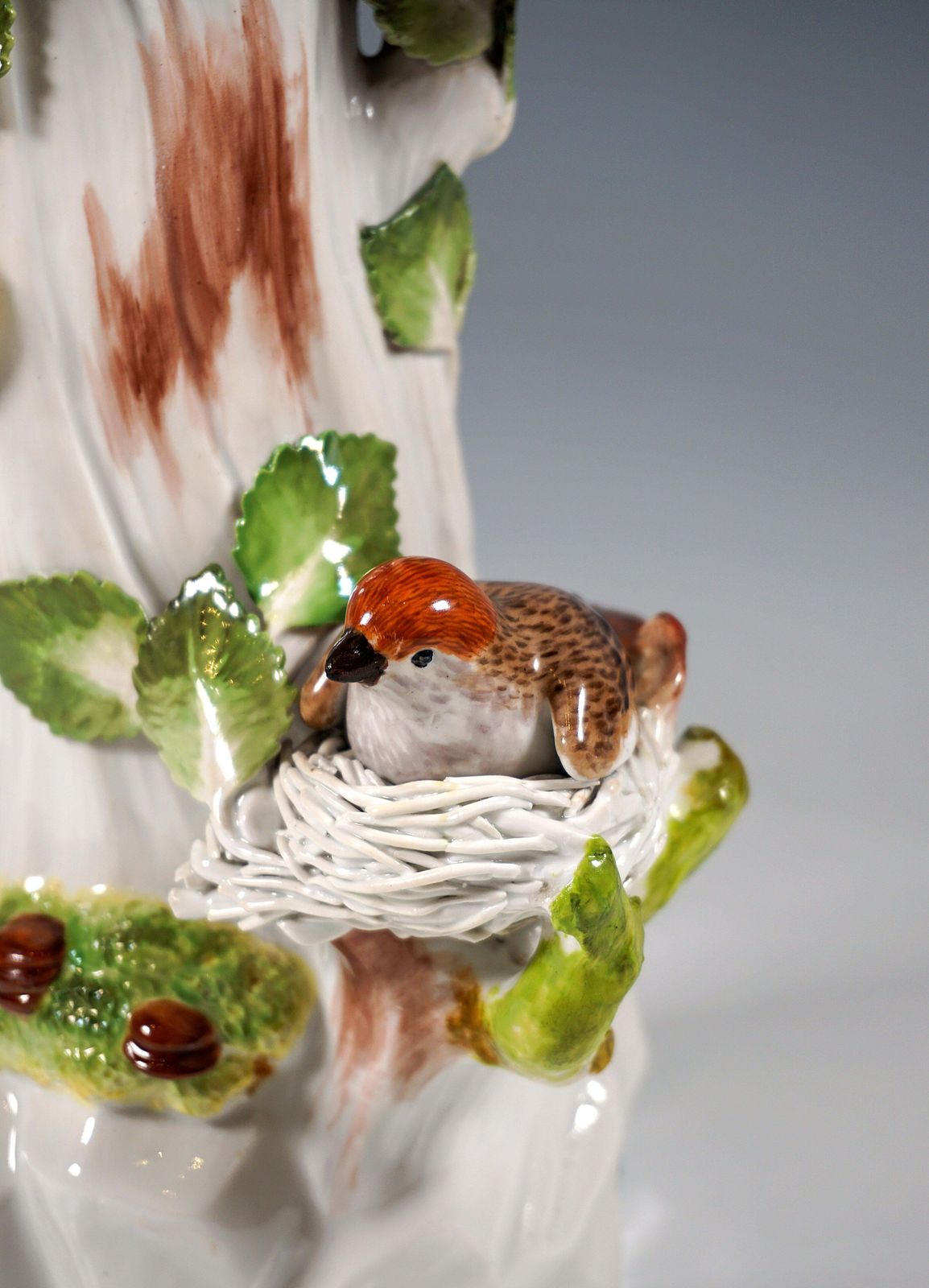 Meissen Bird Figure, European Roller On A Trunk, By J.J. Kaendler, Germany, 20th photo vintage