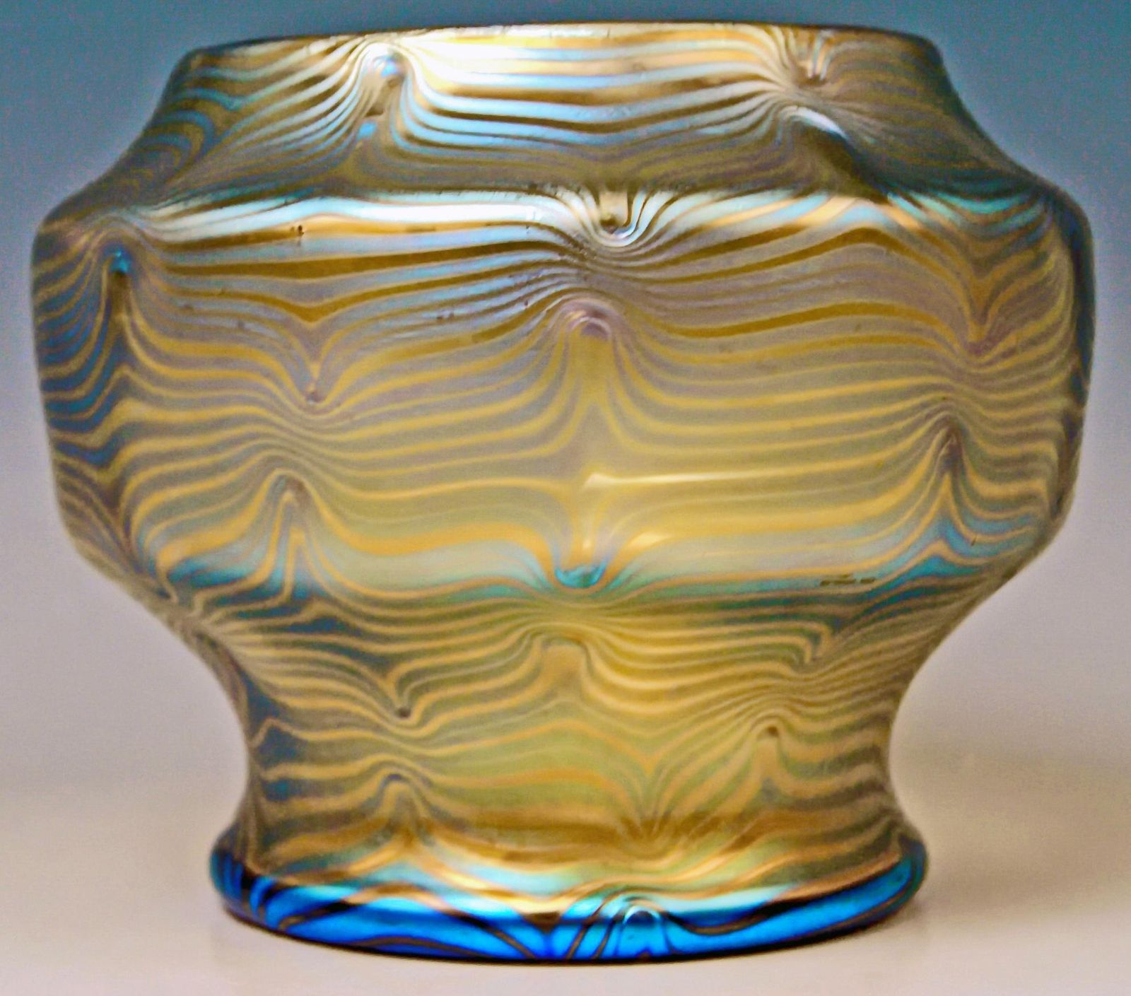 photo furniture Vase Loetz Widow Klostermuehle Bohemia Art Nouveau 1900 Phaenomen Genre 85/3780