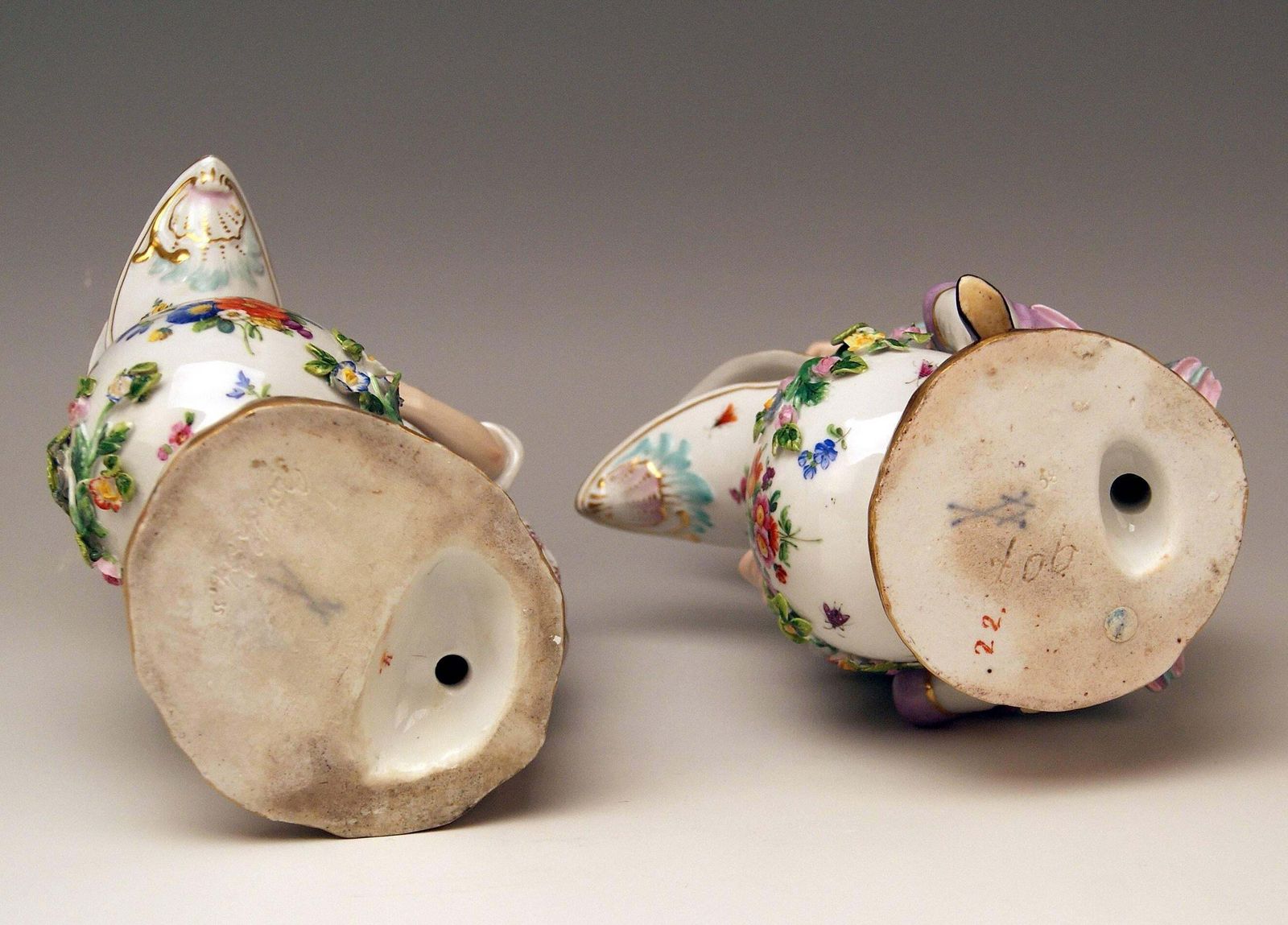 photo furniture Meissen Pair Of Figurines With Jug Pitcher By Eberlein Models 1234 907 Made 1850