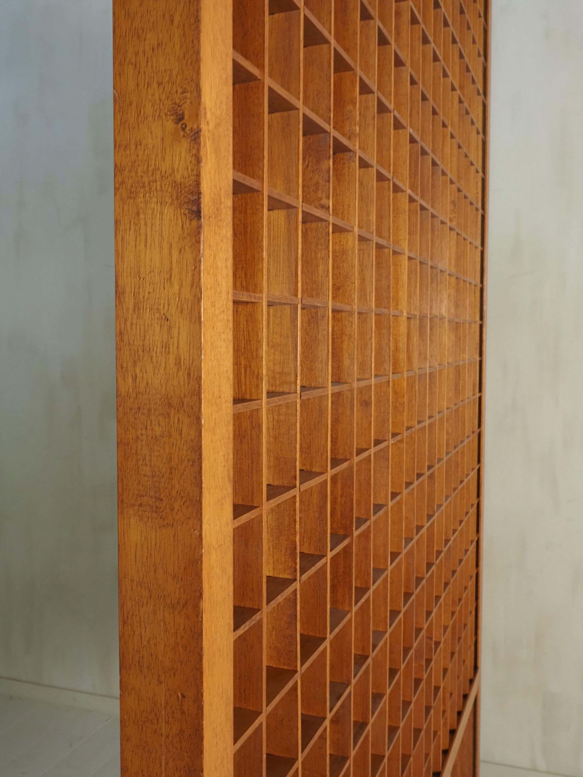 photo vintage Wooden Room Divider With Lattice Design