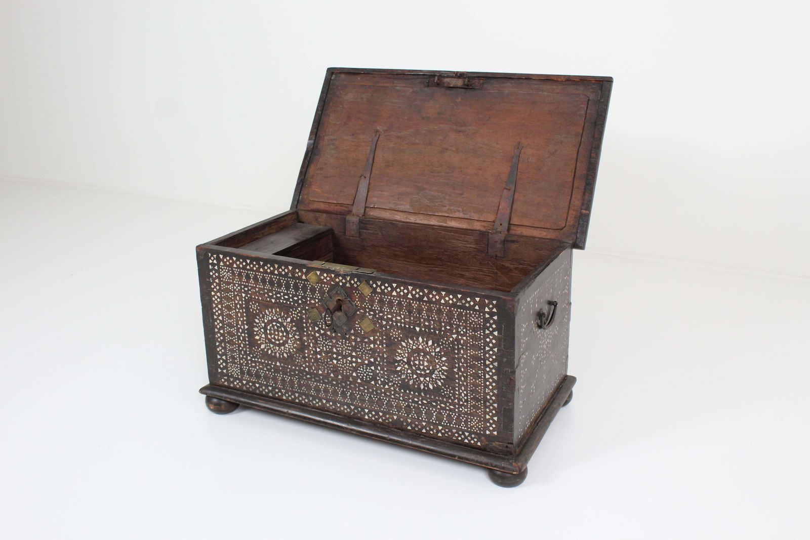 photo vinterior 19th Century Oriental Chest Inlaid With Mother Of Pearl