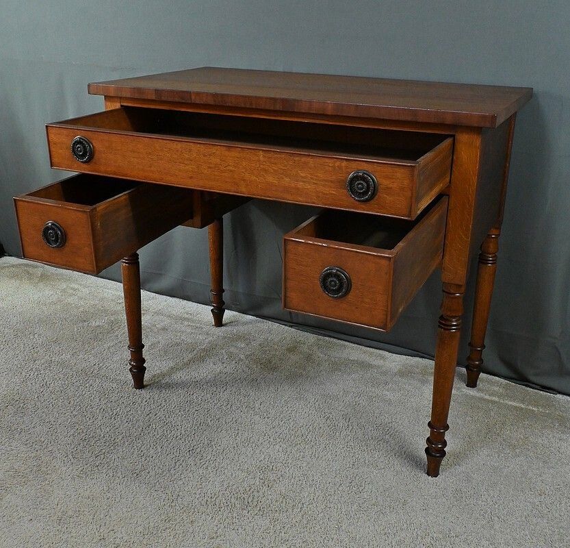 1510.0 Small Oak Desk, Victorian Period, England – Late 19th Century photo