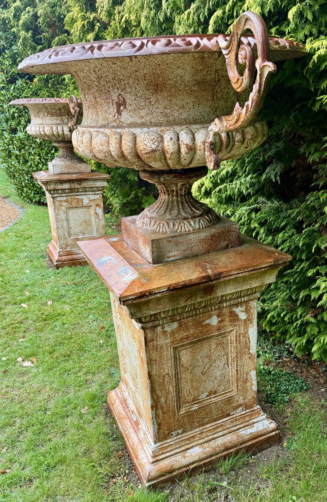 photo vinterior Pair Of Mega Size Cast Iron Urns H1.7m Antique Tazza Shallow Garden Urn, Very Rare