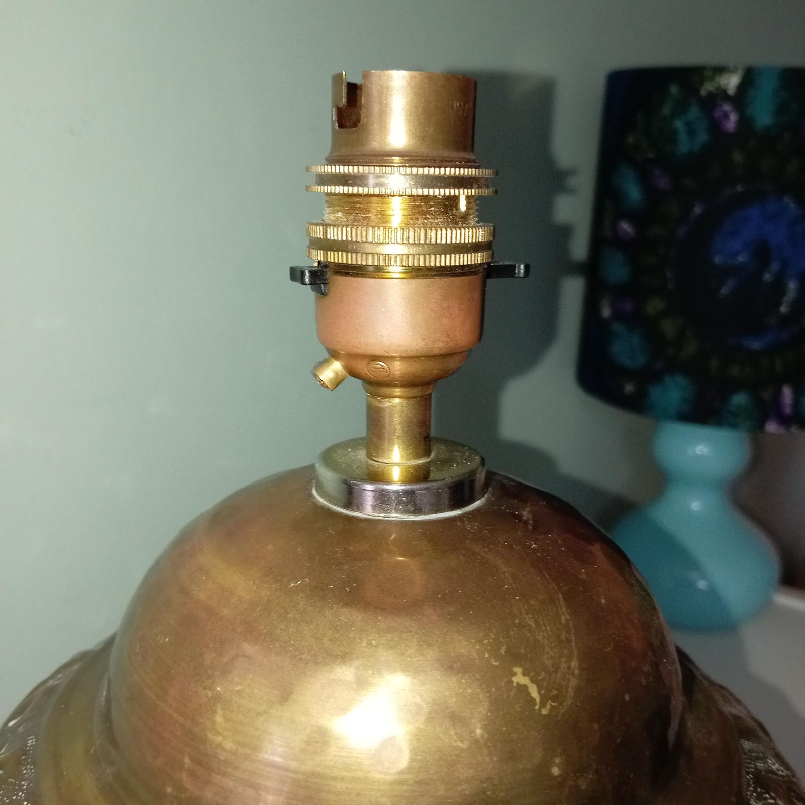 Hammered Brass Table Lamp. Late 20th Century Hammered Brass Lamp With Single Bayonet Bulb Holder. photo vinterior