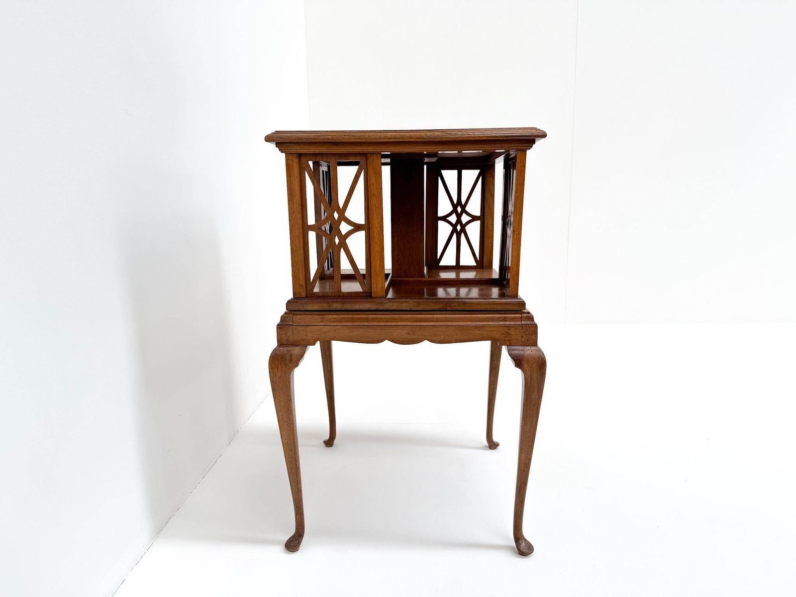 photo furniture Antique Burl Walnut Revolving Side Table, Wortelnoot Book Table Ca. 1900