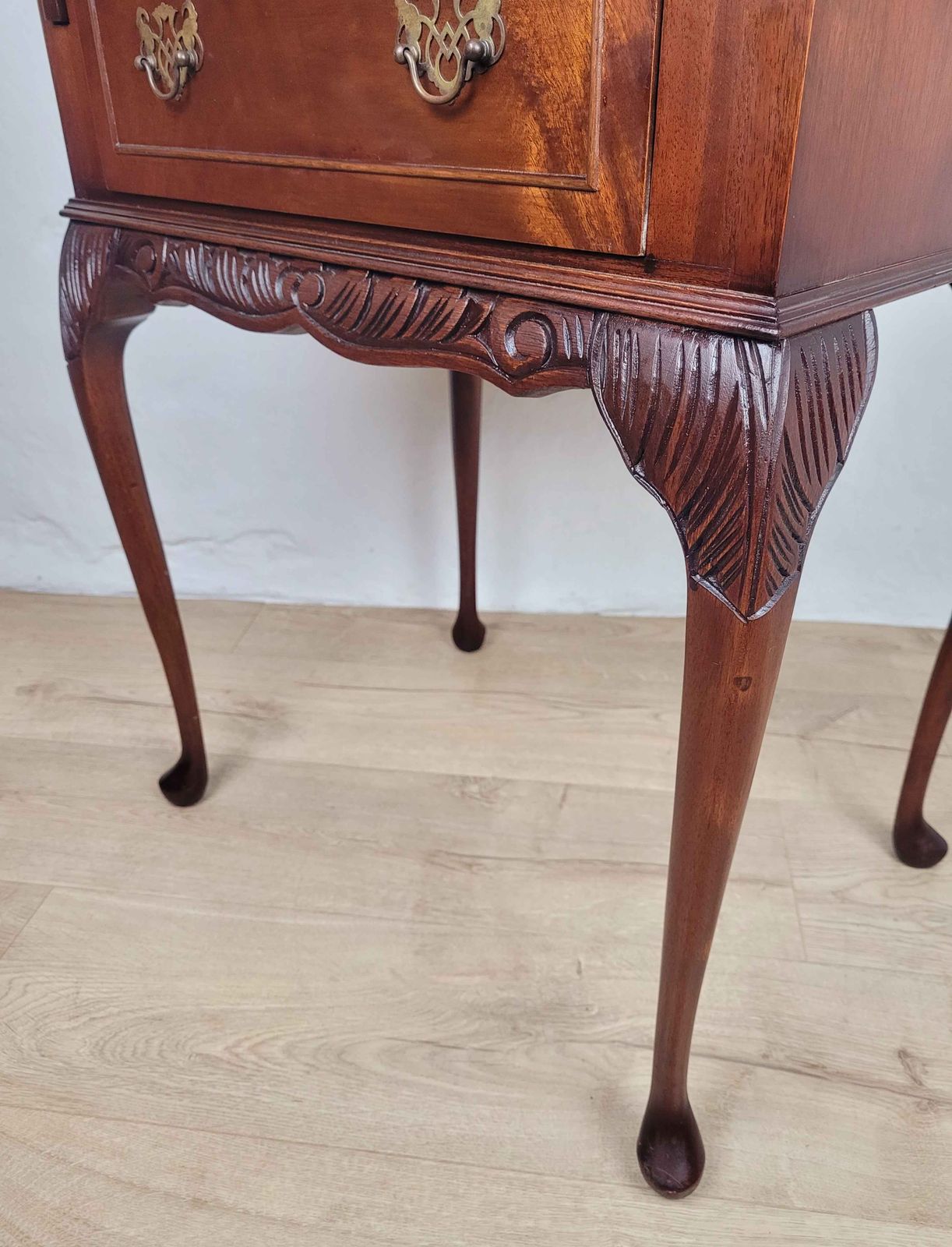 390.0 Vintage Ladies Writing Desk 1960s Lock & Key Drawer Mahogany photo