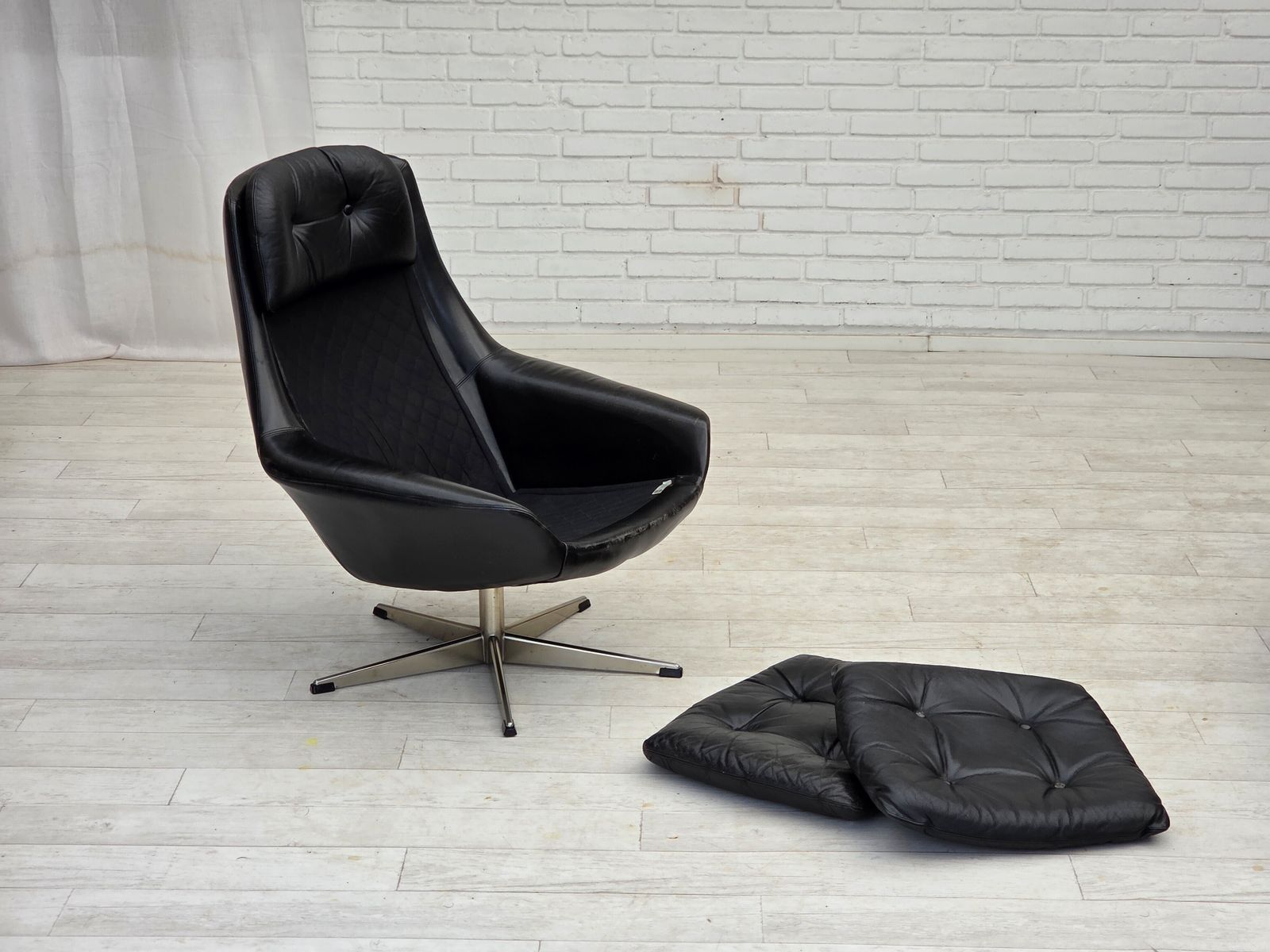 1970s, Danish Swivel Chair By H.W.Klein For Bramin Møbler, Furniture Leather. photo vinterior