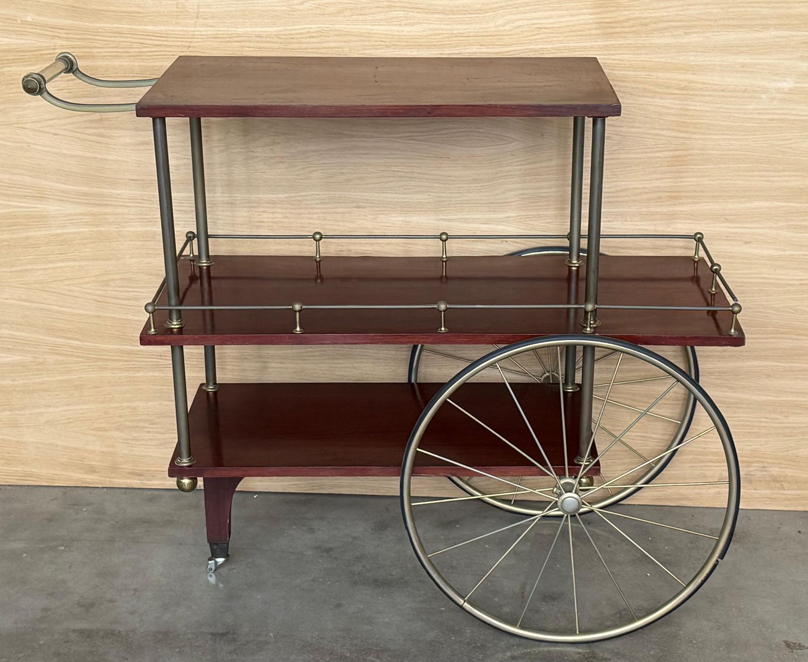 Chariot de bar mid-century en acajou et laiton, Italie, années 1960 - trois niveaux photo Mobilier