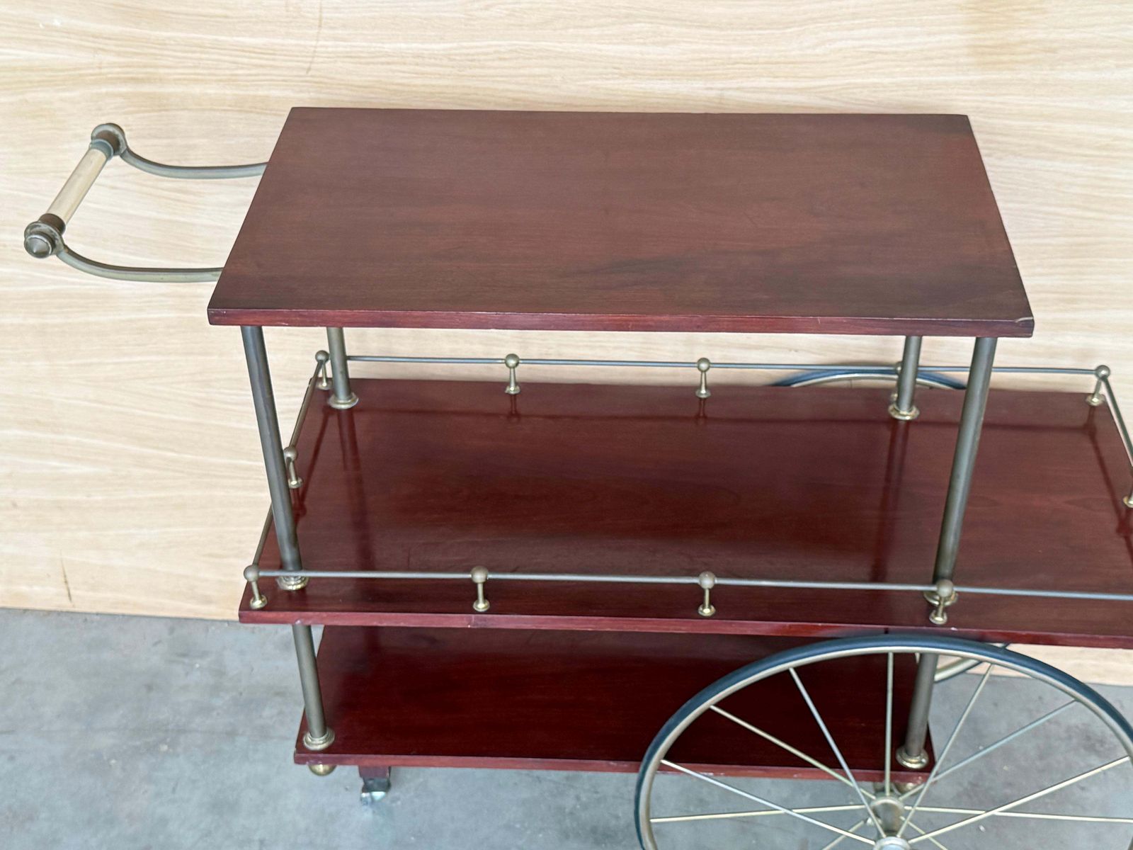 photo for sale Chariot de bar mid-century en acajou et laiton, Italie, années 1960 - trois niveaux