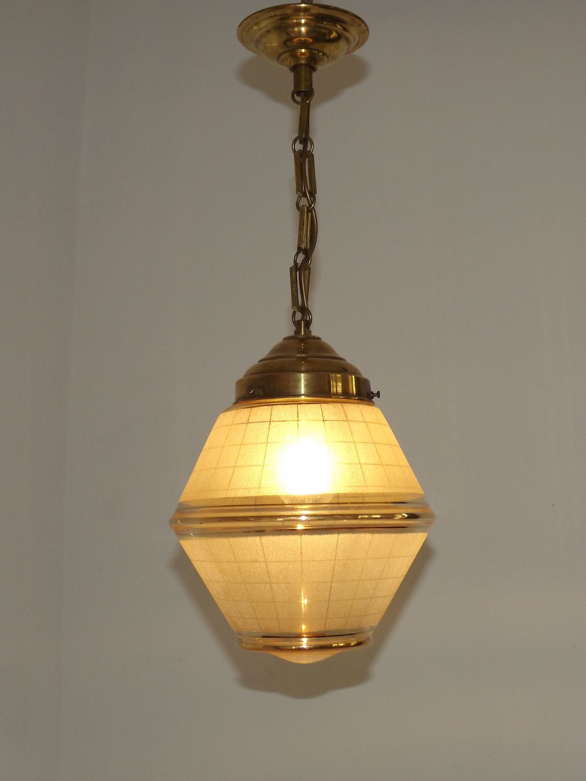 Plafonnier Art déco français, abat-jour en verre jaune et or, monture en laiton photo vinterior