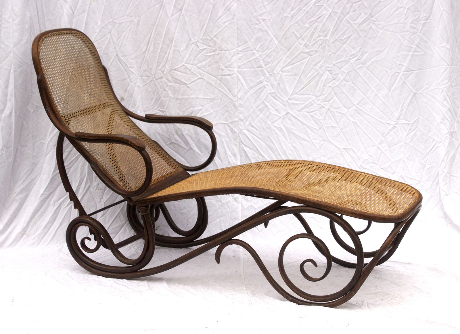 Antique Thonet Bentwood Reclining Daybed, Vienna Ca. 1900 – Adjustable Beechwood Lounge With Wicker Seat