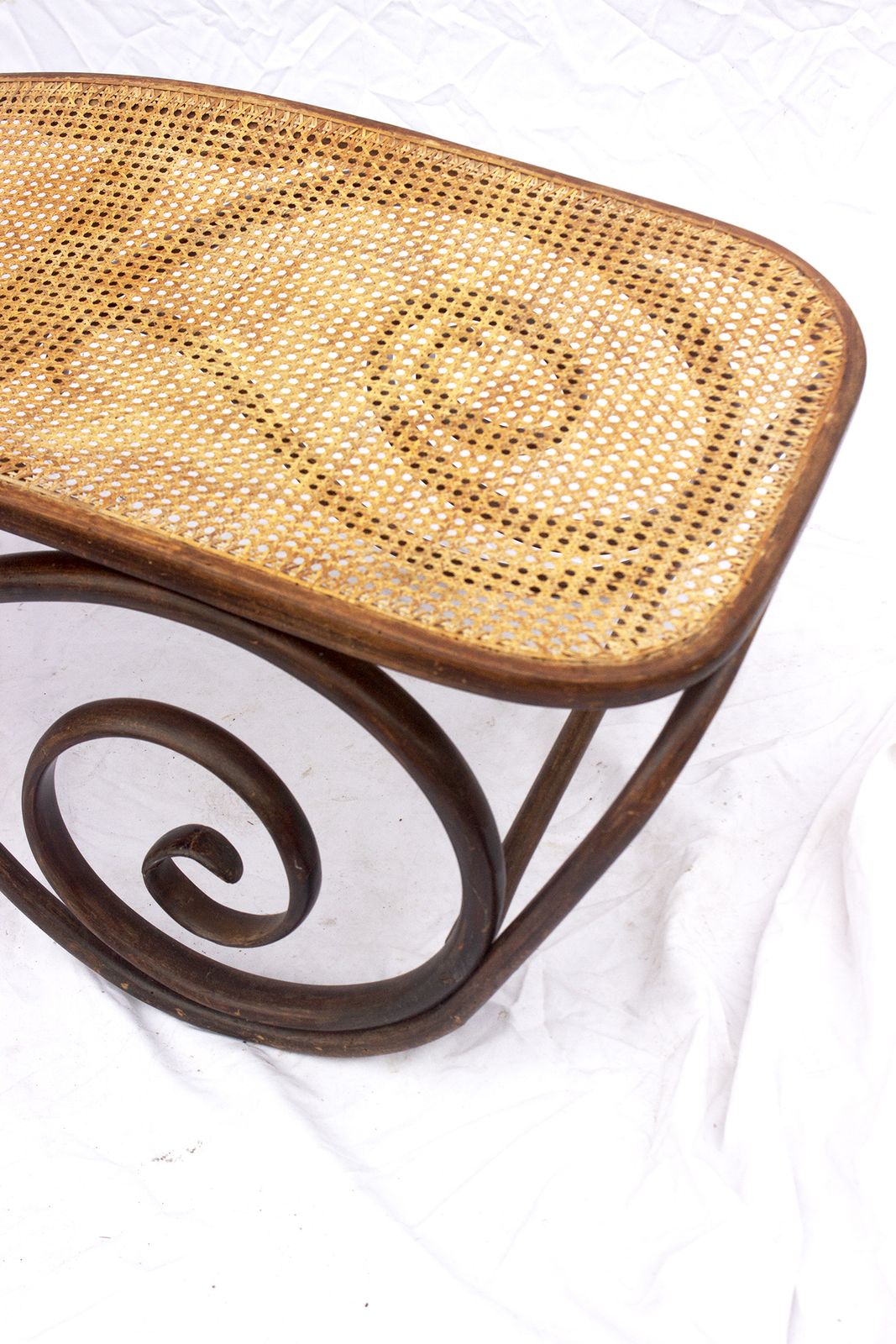 photo vintage Antique Thonet Bentwood Reclining Daybed, Vienna Ca. 1900 – Adjustable Beechwood Lounge With Wicker Seat