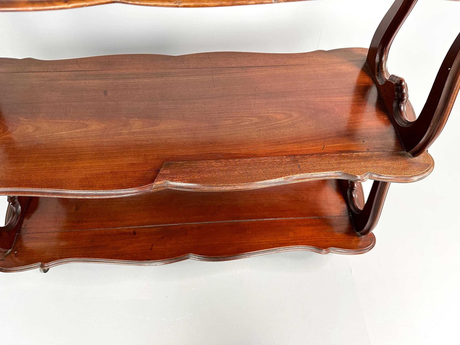 Antique Mahogany Veneer 3 Tier étagère On Wheels – 19th Century photo 719.0