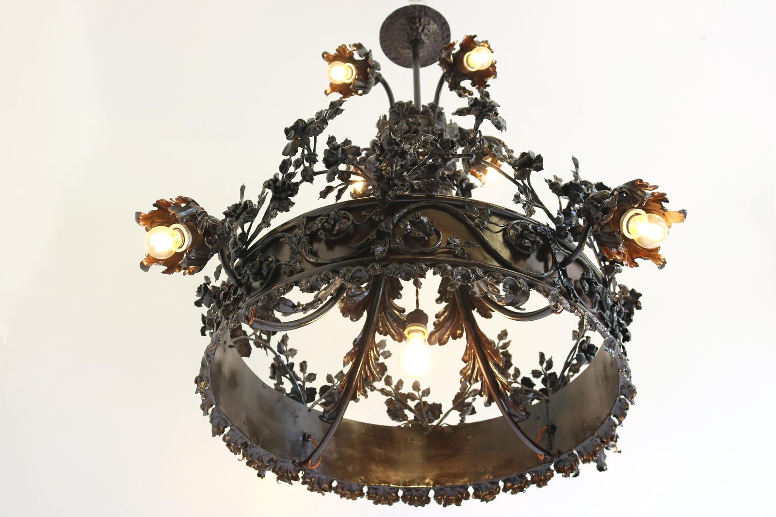 photo buy Monumentale Arts And Crafts Smeedijzeren Kroonluchter, Toegeschreven Aan Louis Van Boeckel